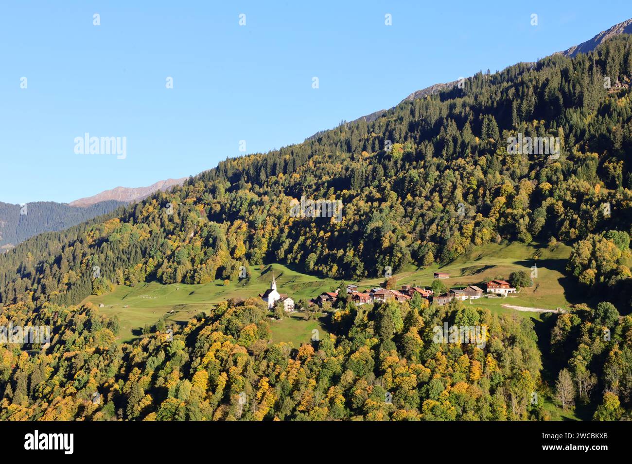 Blick auf einen Berg im Naturpark Beverin in der Schweiz Stockfoto