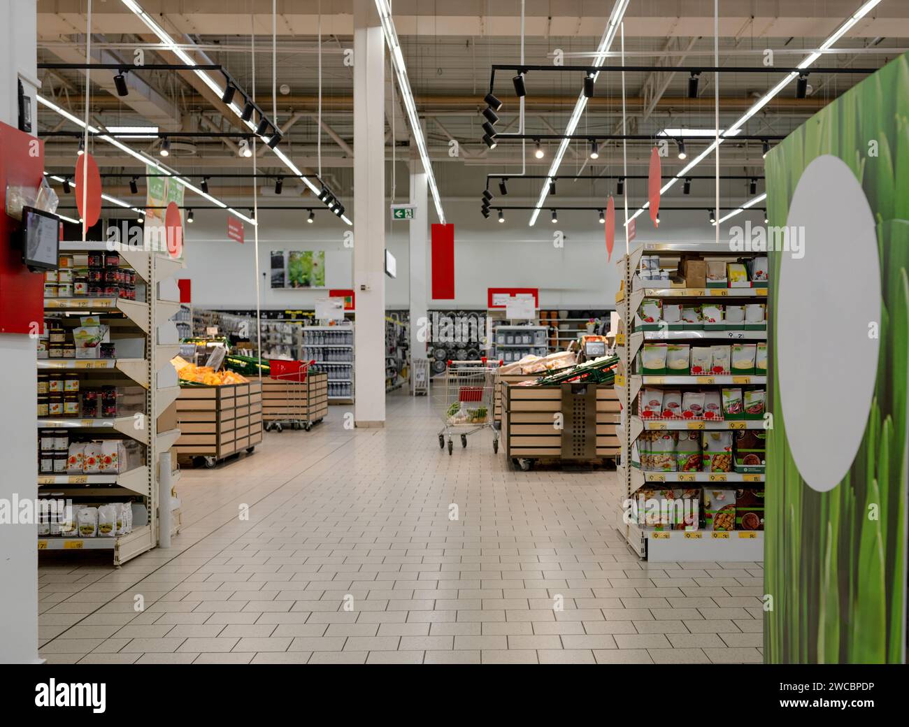 In Diesem Bild Sind Die Gänge Des Supermarktes Voller Waren Stockfoto