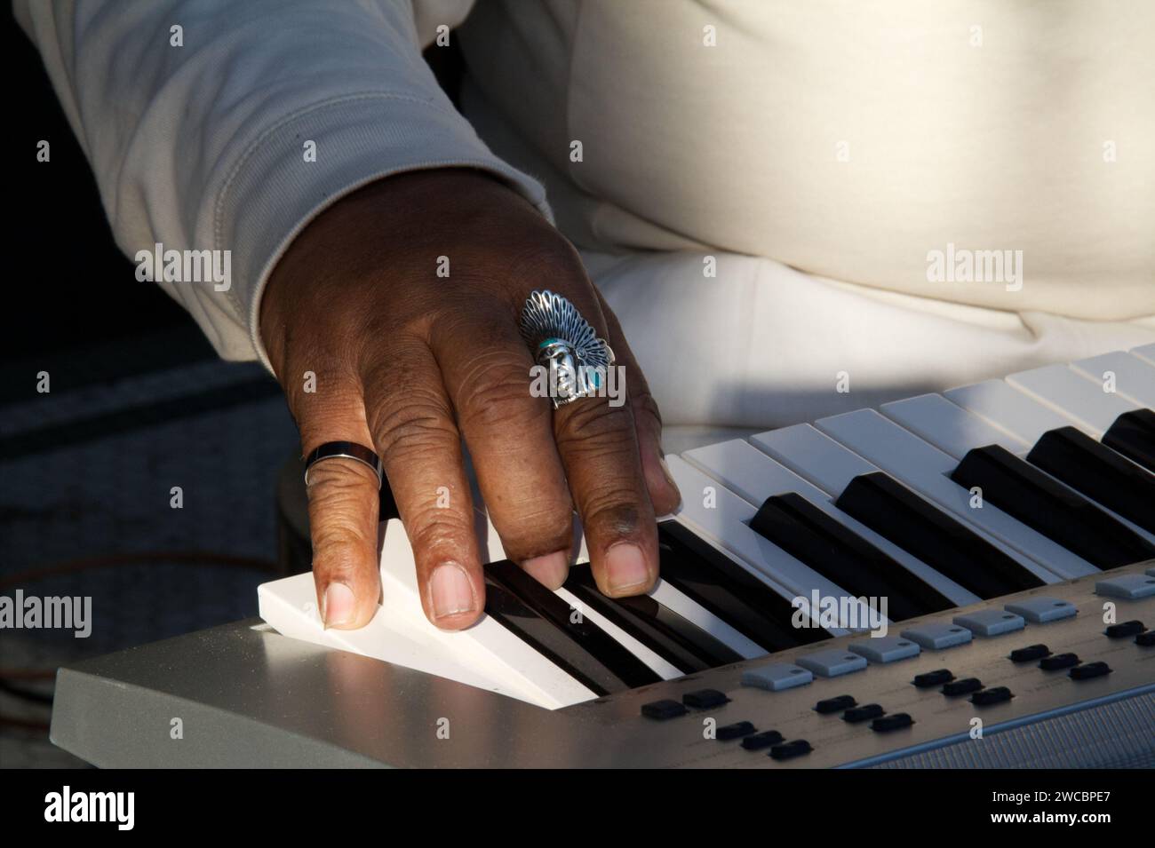 Nahaufnahme eines schwarzen Musikers, der ein elektronisches Klavier spielt. Stockfoto