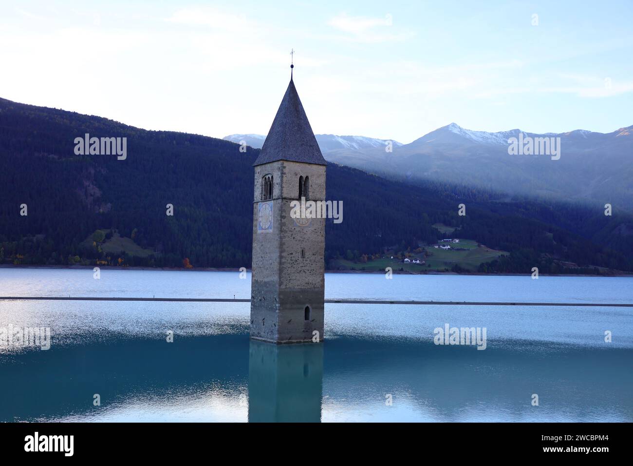 Der Reschensee ist ein künstlicher See im westlichen Teil Südtirols Stockfoto