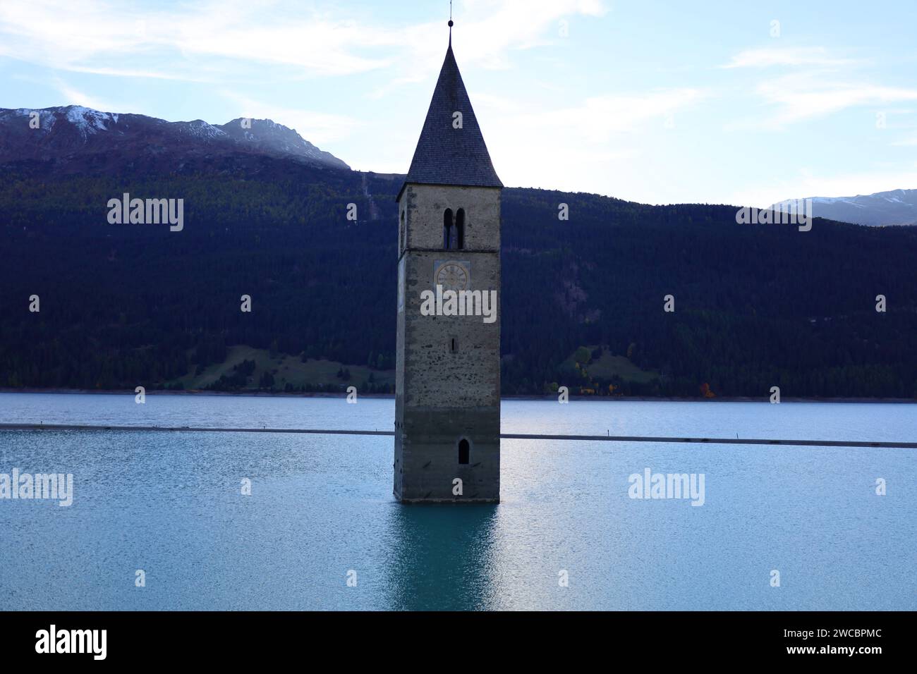 Der Reschensee ist ein künstlicher See im westlichen Teil Südtirols Stockfoto