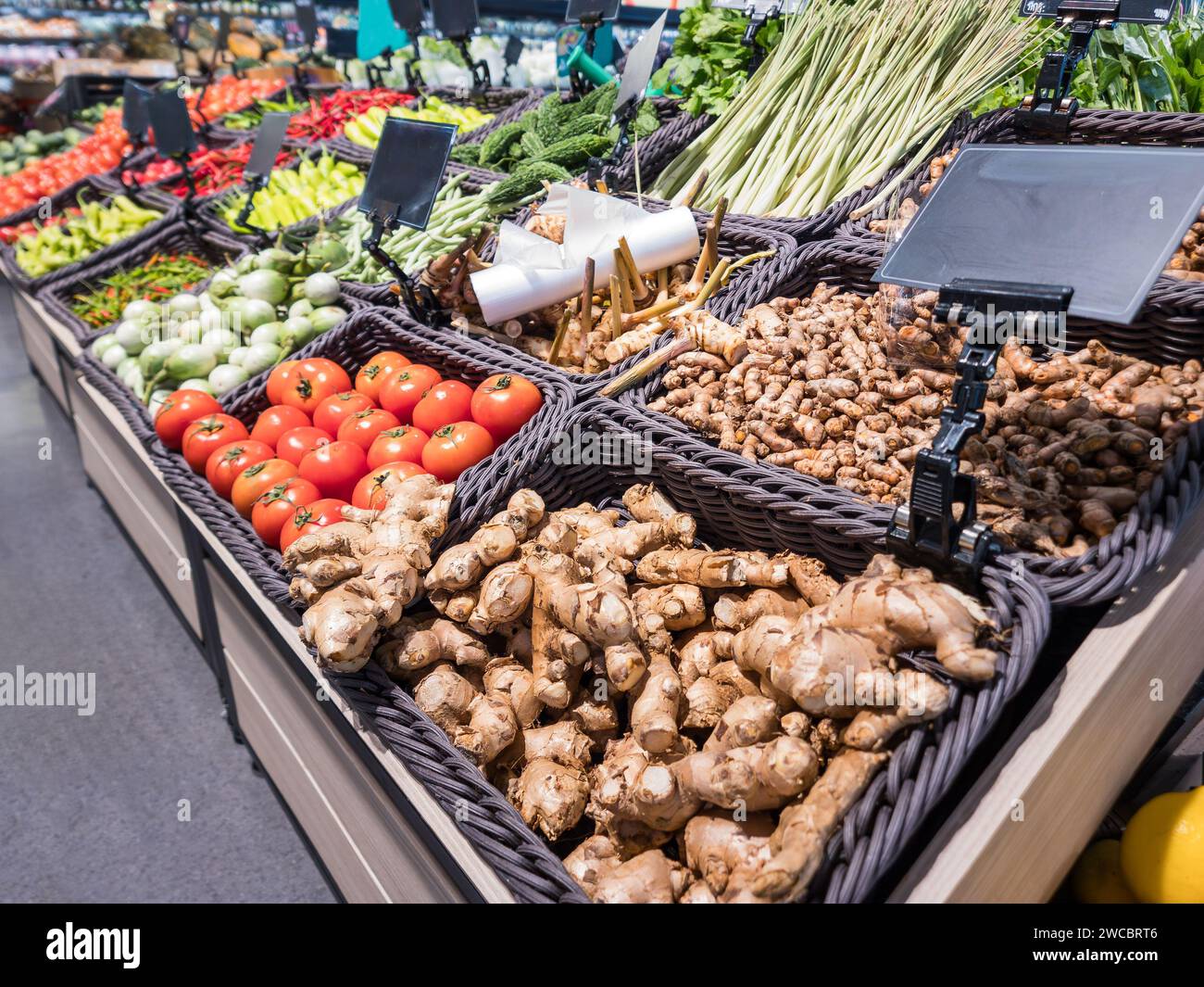 Gemüse wird im Supermarkt verkauft. Gemischtes Gemüse auf dem Markt mit einer Rolle Plastikbeutel. Stockfoto