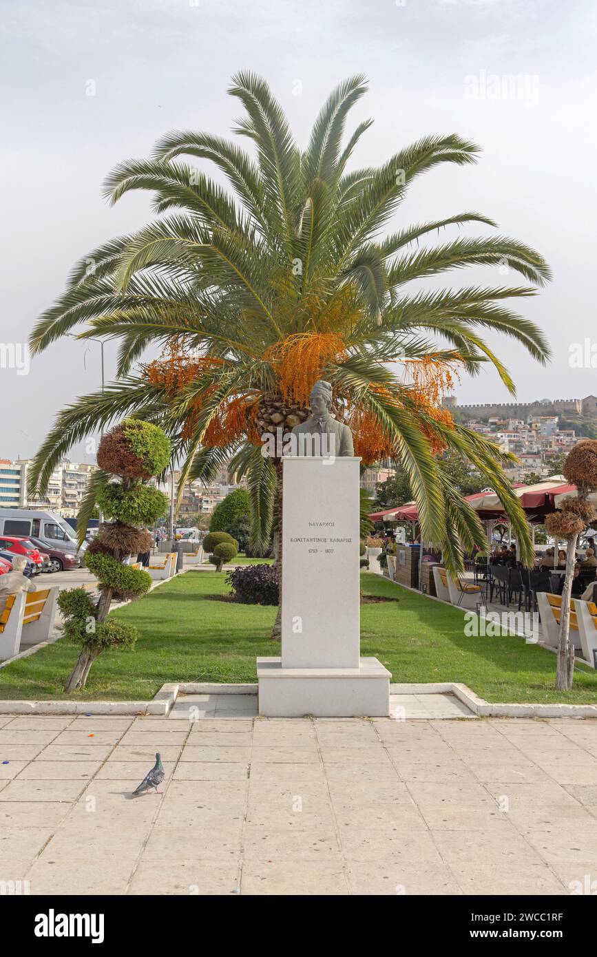 Kavala, Griechenland - 22. Oktober 2023: Bronzebüste von Admiral Konstantinos Kanaris am Herbsttag der Port Promenade. Stockfoto