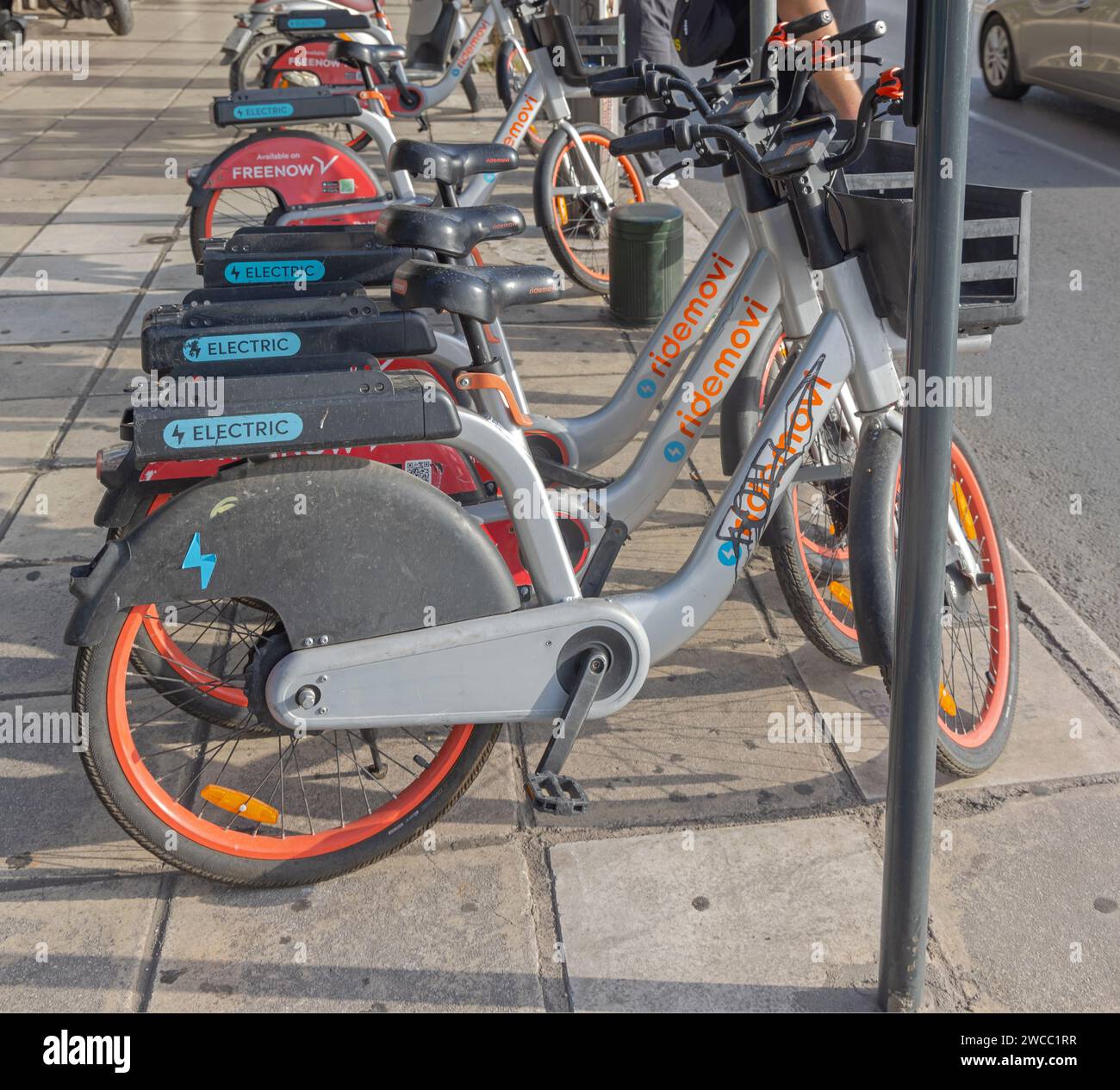 Thessaloniki, Griechenland - 22. Oktober 2023: Elektrofahrräder für Rent Ridemovi parken an der Straße im Stadtzentrum. Stockfoto