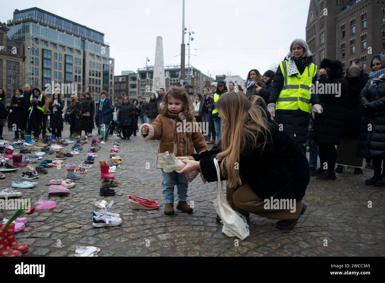 Tausende von Kinderschuhen werden auf dem Dam-Platz während einer Gedenkfeier für die Opfer von Kindern platziert, die während der israelischen Angriffe auf Gaza am 13. Januar 2024 in Amsterdam, Niederlande, getötet wurden. Außerdem werden die Kindernamen von berühmten Holländern vorgelesen. Tausende von Israelis und Palästinensern sind getötet worden, seit die militante Gruppe Hamas am 07. Oktober einen beispiellosen Angriff auf Israel aus dem Gazastreifen und die darauf folgenden israelischen Angriffe auf die palästinensische Enklave gestartet hat. (Foto: Mouneb Taim/INA Photo Agency/SIPA USA) Stockfoto