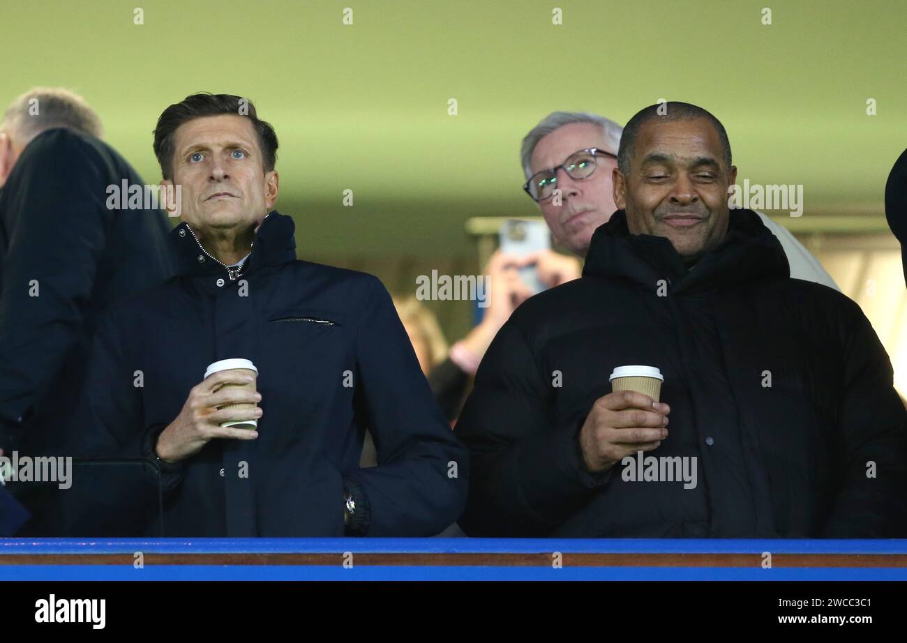 Steve Parish, Miteigentümer und Vorsitzender von Crystal Palace, beobachtet von den Tribünen mit dem ehemaligen Crystal Palace Manager Alan Pardew und Bromley Manager Andy Woodman, auch Ex Crystal Palace Coach unter Alan Pardew. - Chelsea V Crystal Palace, Premier League, Stamford Bridge Stadium, London, Großbritannien - 27. Dezember 2023. Nur redaktionelle Verwendung – es gelten Einschränkungen für DataCo. Stockfoto