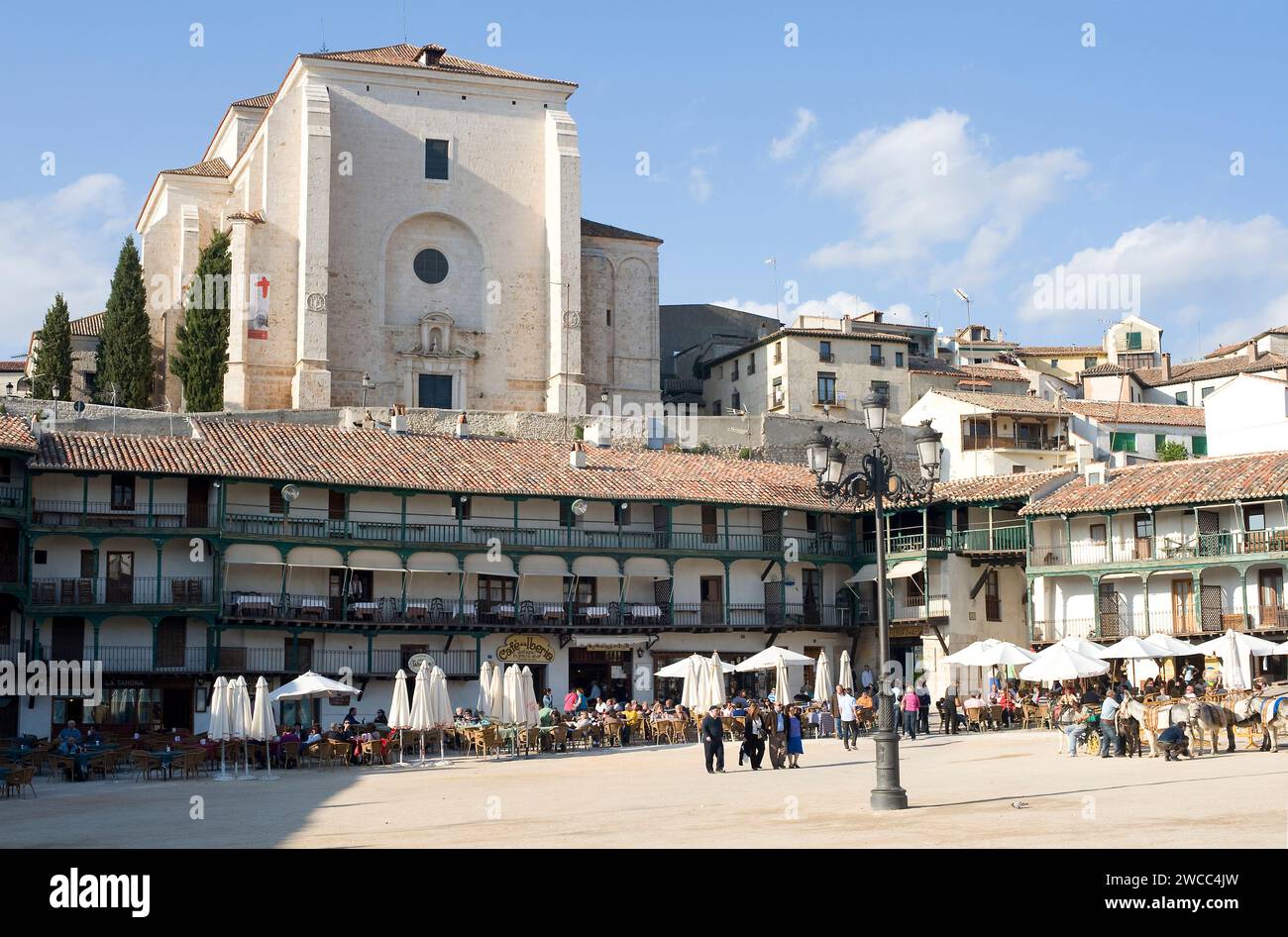 Chinchon, Plaza Mayor und Nuestra Señora de la Asuncion Kirche (16-17. Jahrhundert). Comunidad de Madrid, Spanien. Stockfoto