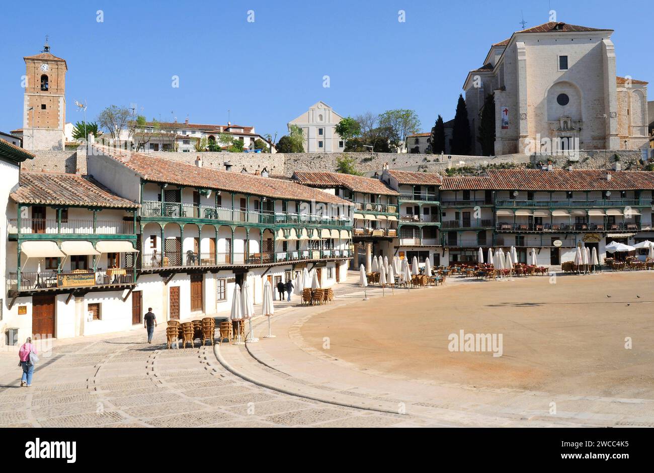 Chinchon, Plaza Mayor und von links nach rechts Uhrenturm, Lope de Vega Theater und Nuestra Señora de la Asuncion Kirche. Comunidad de Madrid, Spanien. Stockfoto