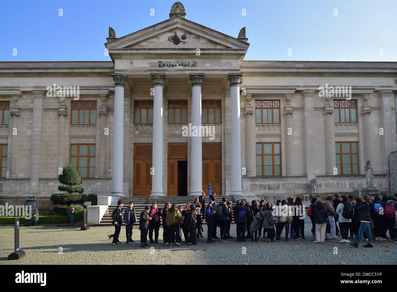 Istanbul, Türkei - 11. Dezember 2023: Gebäude des Museums Archäologie in Istanbul. Lokale Schulkinder warten auf einen Ausflug Stockfoto