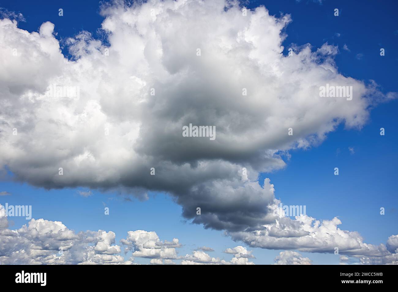 Die Kombination des intensiven blauen Himmels und der dramatischen Wolken ruft eine Reihe von Emotionen hervor Stockfoto