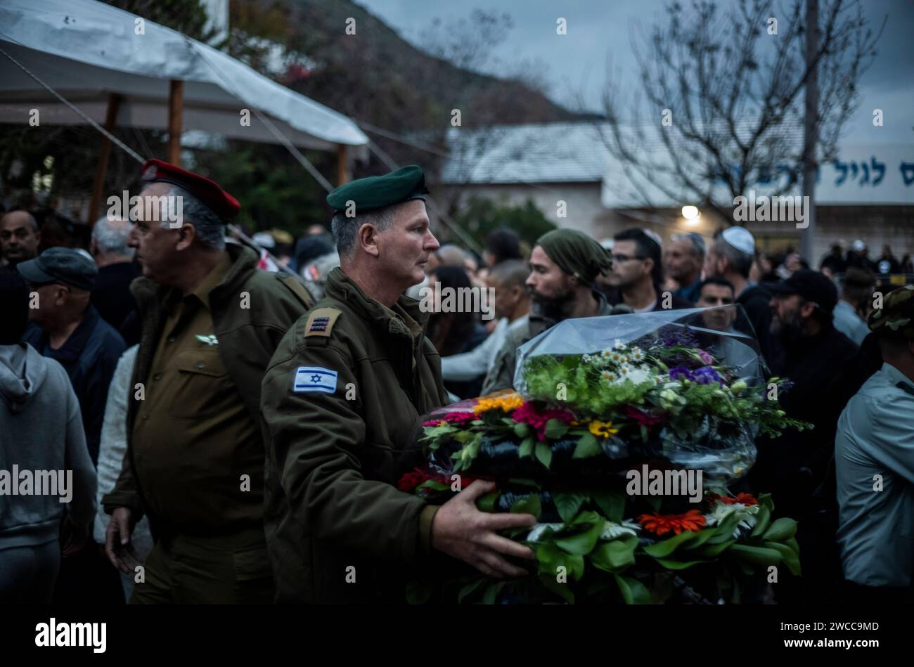 15. Januar 2024, Israel, Mevo'OT HaHermon: Freunde und Familie trauern während der Beerdigung von Mira Ayalon, 76, und ihrem Sohn Barak Ayalon, 48, die durch einen Angriff der Hisbollah auf Panzerabwehrraketen getötet wurden. Foto: Ilia Yefimovich/dpa Stockfoto