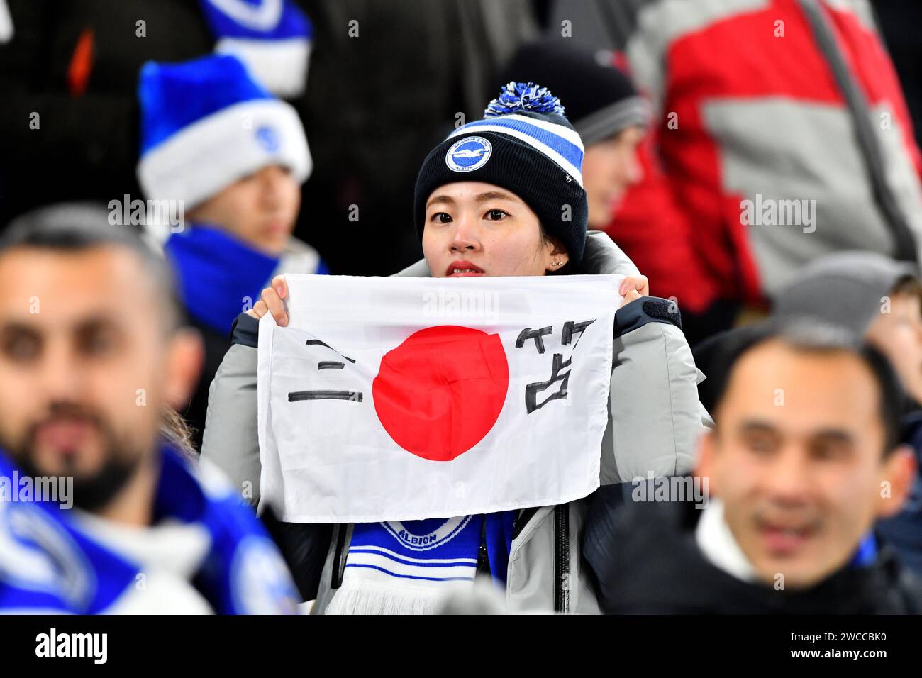 Brighton und Hove Albion halten eine japanische Flagge, während sie auf Kaoru Mitoma aus Brighton und Hove Albion warten - Brighton & Hove Albion V Brentford, Premier League, Amex Stadium, Brighton, Großbritannien - 6. Dezember 2023 nur redaktionelle Verwendung - DataCo-Einschränkungen gelten Stockfoto