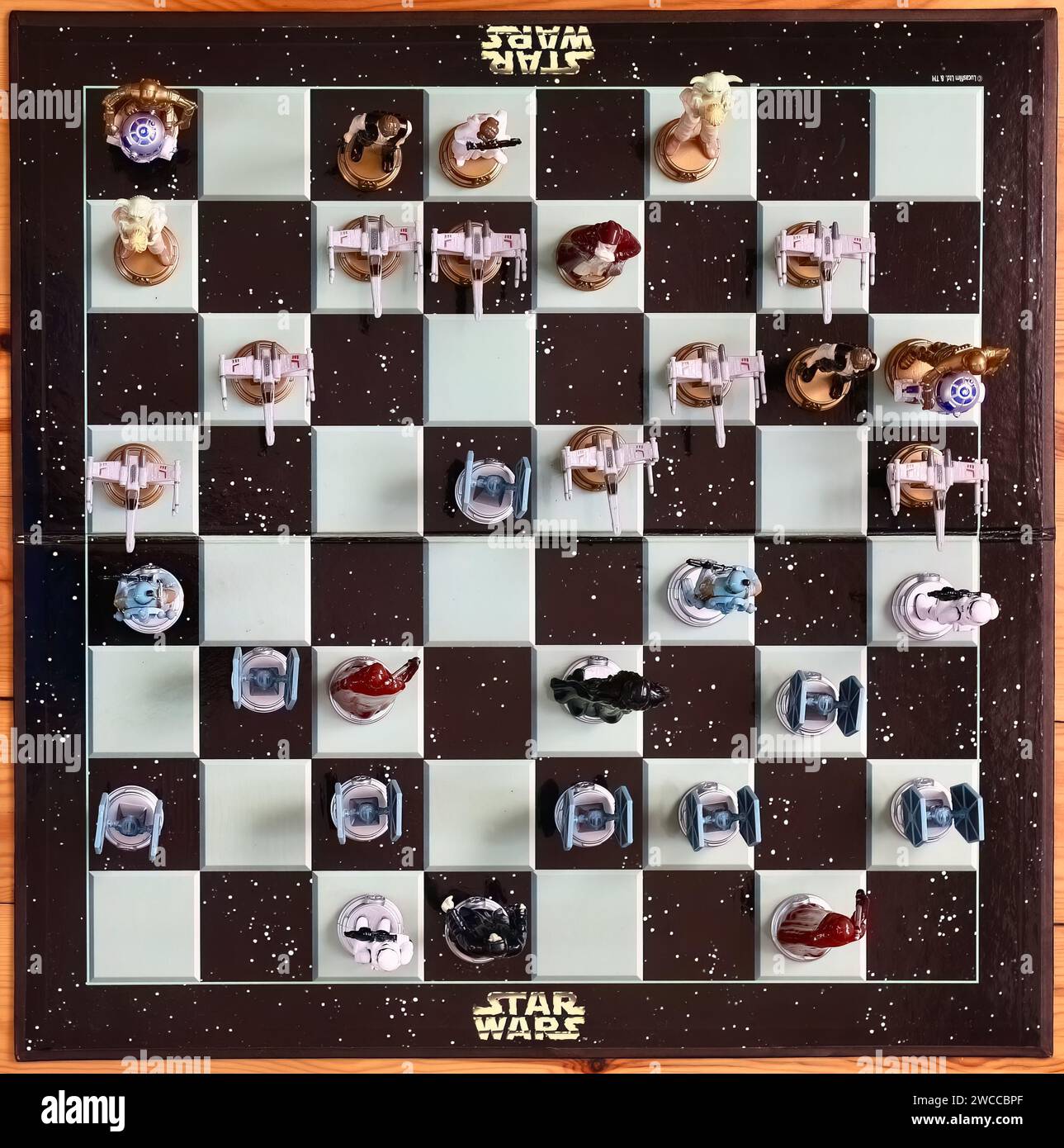 Overhead-Foto eines Vintage 1999 A La Carte Star Wars Schach-Sammlerspiels 3D-Schachset-Brettspiel Stockfoto