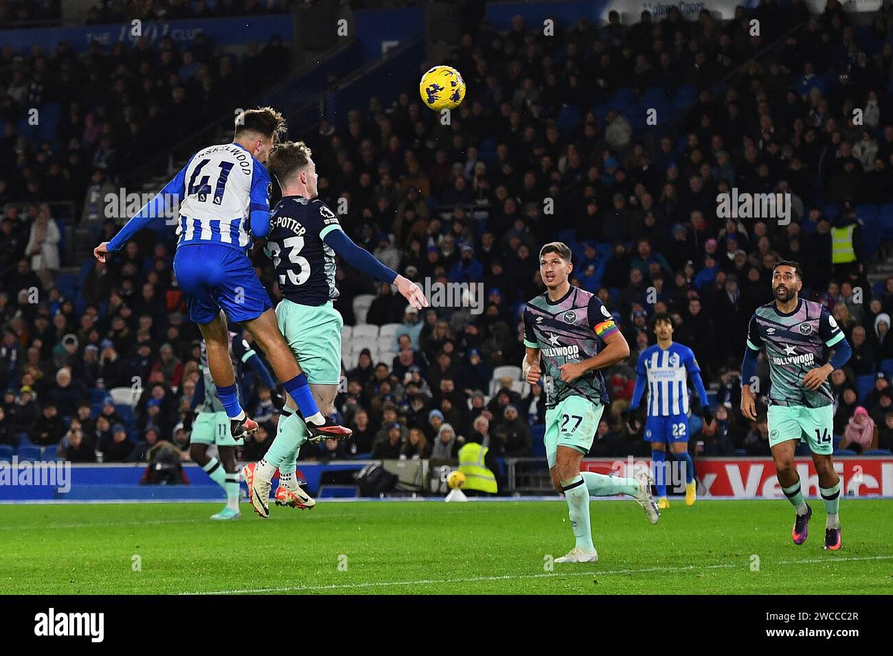 Jack Hinshelwood aus Brighton und Hove Albion erzielt sein erstes Tor für Brighton und Hove Albion und erzielt seine Teams das zweite Tor, wodurch es 2-1 erzielt – Brighton & Hove Albion gegen Brentford, Premier League, Amex Stadium, Brighton, Großbritannien – 6. Dezember 2023 nur redaktionelle Verwendung – es gelten Einschränkungen bei DataCo Stockfoto