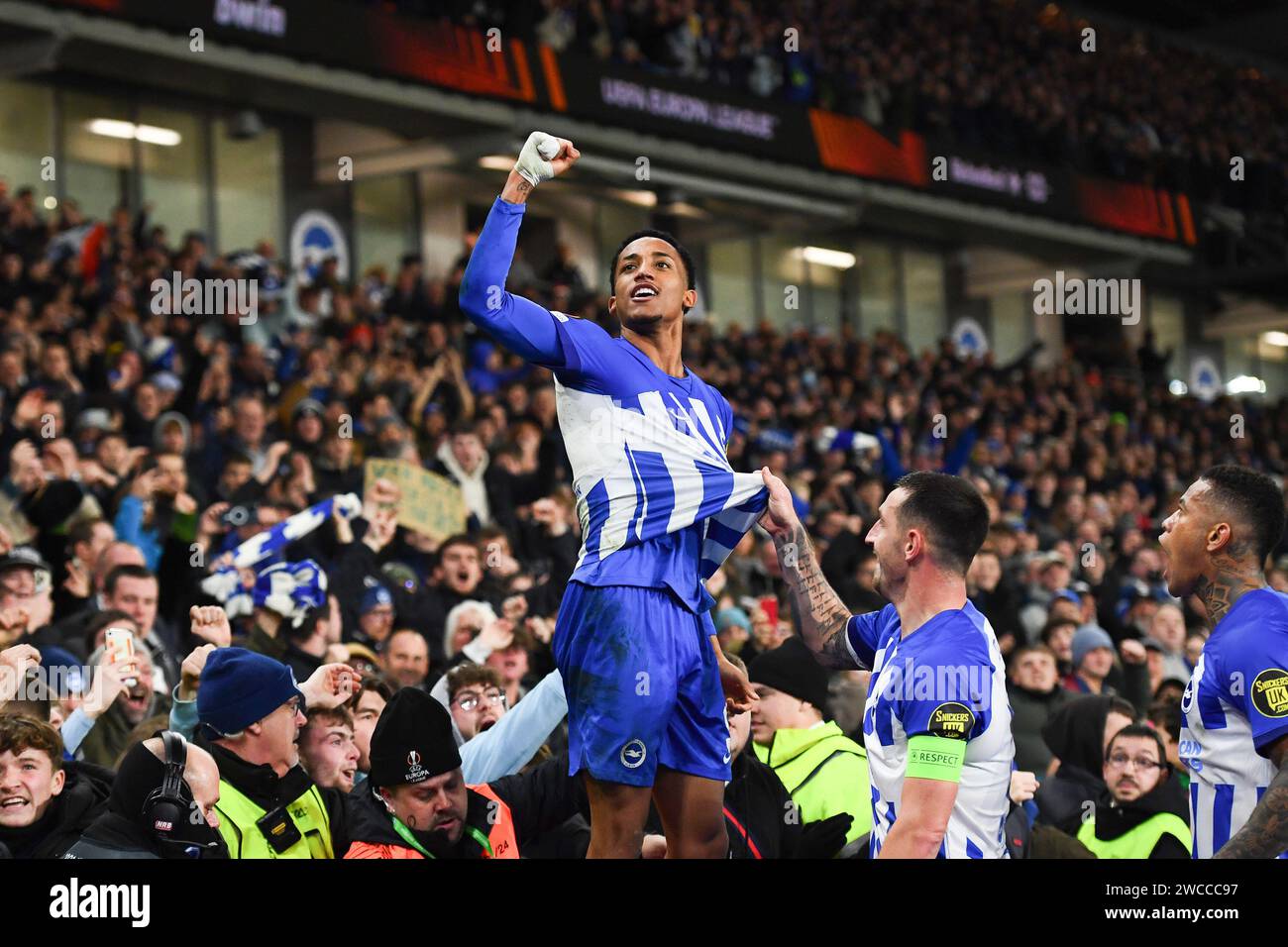 Igor Julio aus Brighton und Hove Albion und Joao Pedro aus Brighton und Hove Albion feiern das erste Tor seiner Mannschaft und erzielen 1-0 Punkte - Brighton & Hove Albion gegen Olympique de Marseille, UEFA Europa League, Amex Stadium, Brighton, Großbritannien - 14. Dezember 2023 Stockfoto