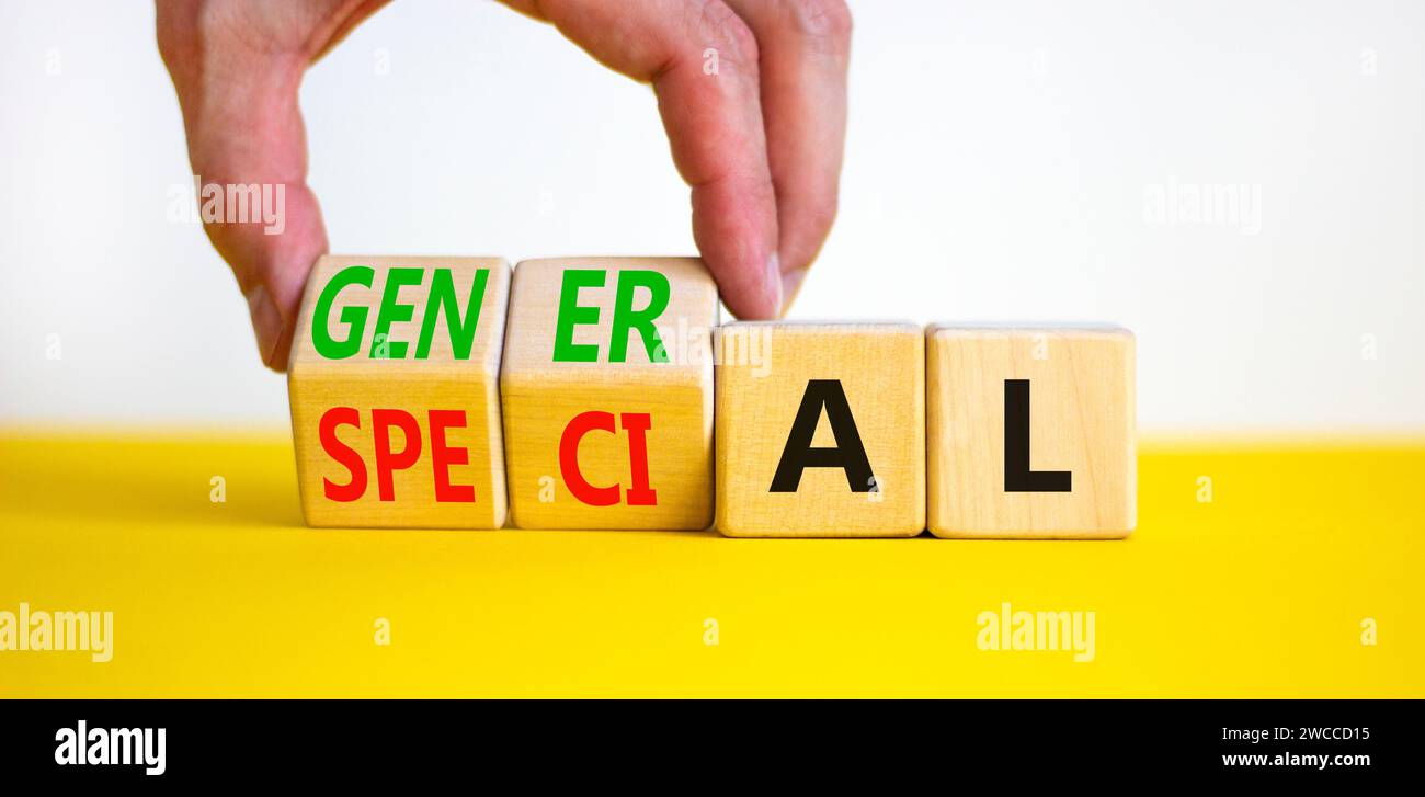 Allgemeines oder spezielles Symbol. Geschäftsmann verwandelt schöne Holzwürfel und ändert das Wort Special in General. Schöner gelber Tisch mit weißem Hintergrund. Stockfoto