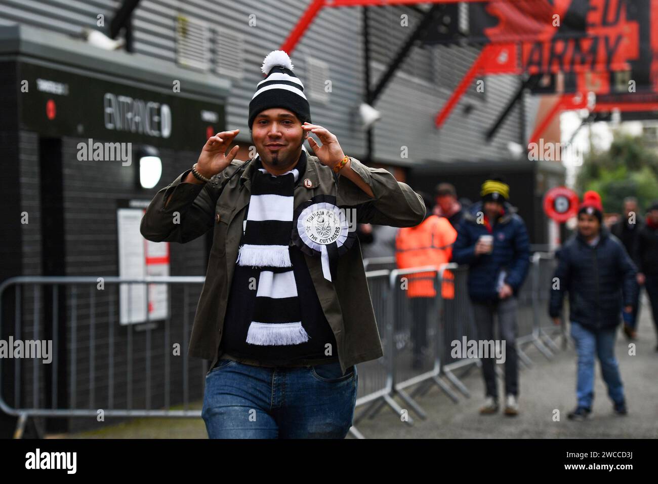 Ein Fan kommt am Boden an - AFC Bournemouth gegen Fulham, Premier League, Vitality Stadium, Bournemouth, Großbritannien - 26. Dezember 2023 nur redaktionelle Verwendung - DataCo-Einschränkungen gelten Stockfoto