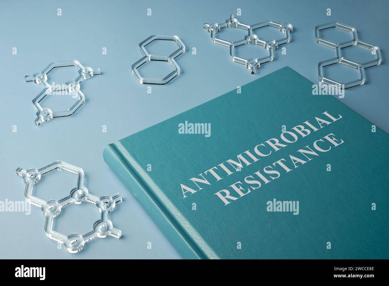 Buch antimikrobielle Resistenz und plastische Modelle von Molekülen. Stockfoto