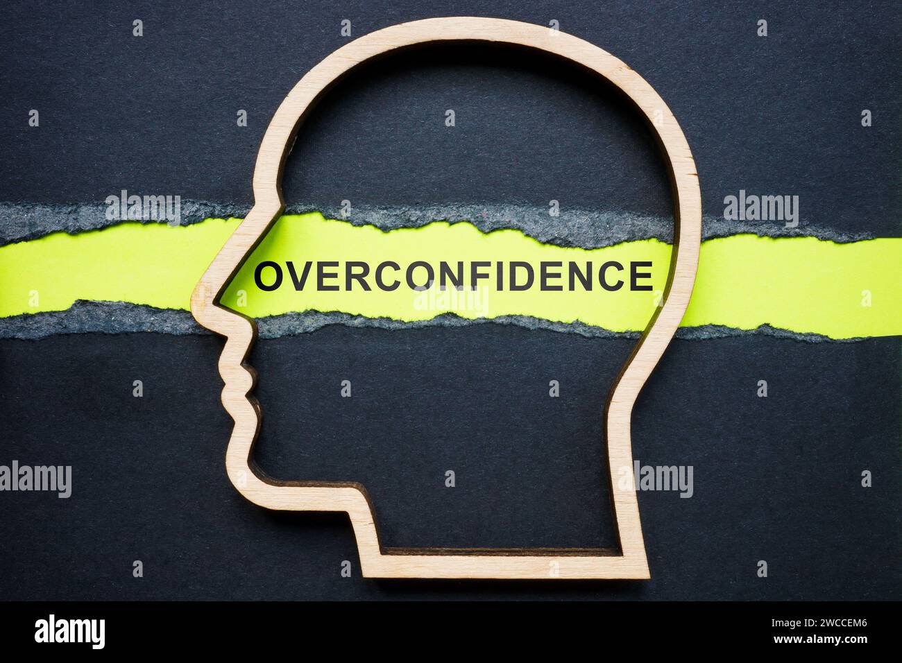 Überbewusstsein abstrakt. Kontur des Kopfes und zerrissenes Papier. Stockfoto