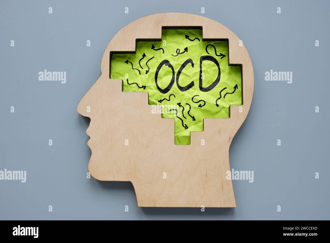 Modell des Kopfes und Inschrift OCD Zwangsstörung auf Papier. Stockfoto