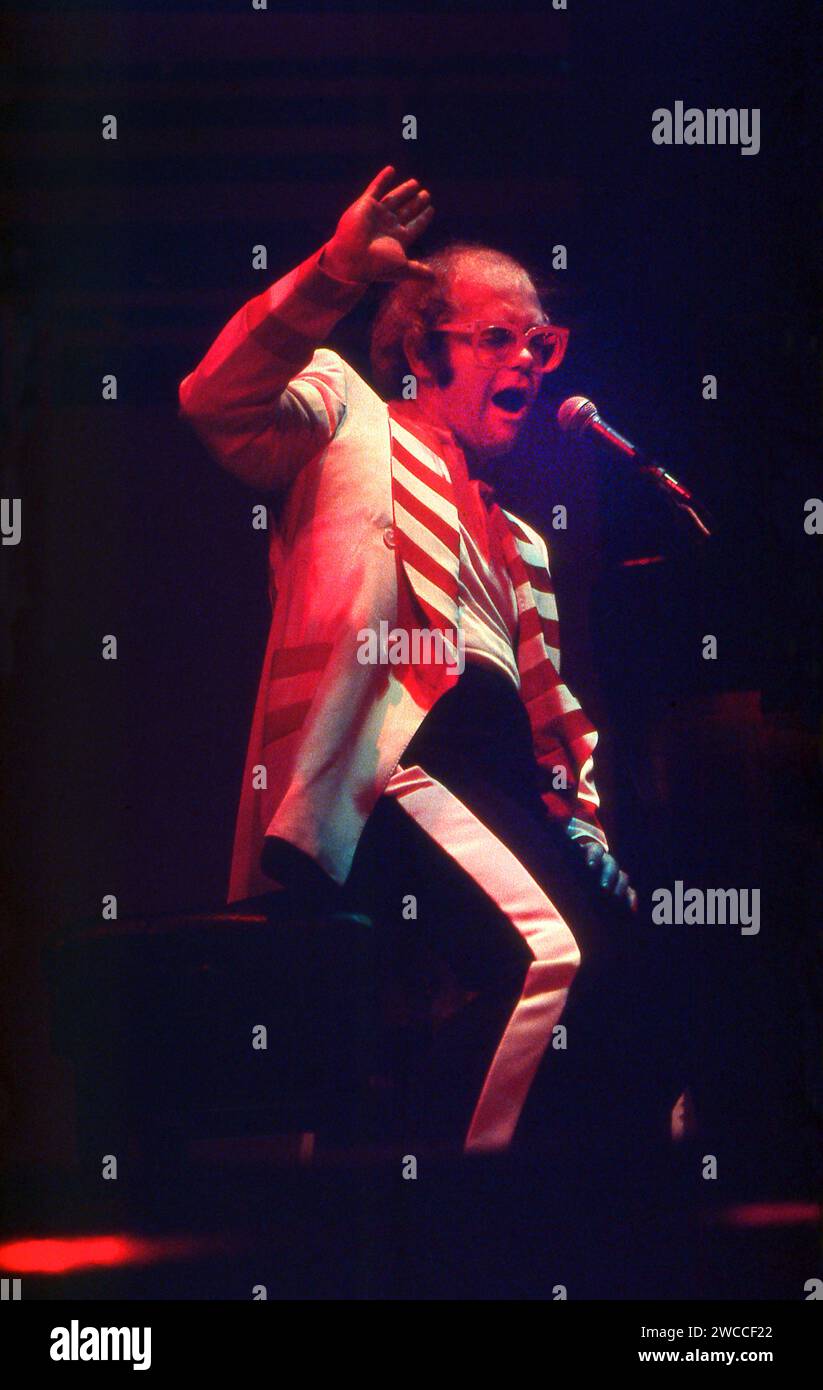 Elton John Live im Earls Court London Mai 1976 „Louder Than Concorde Tour“ Stockfoto