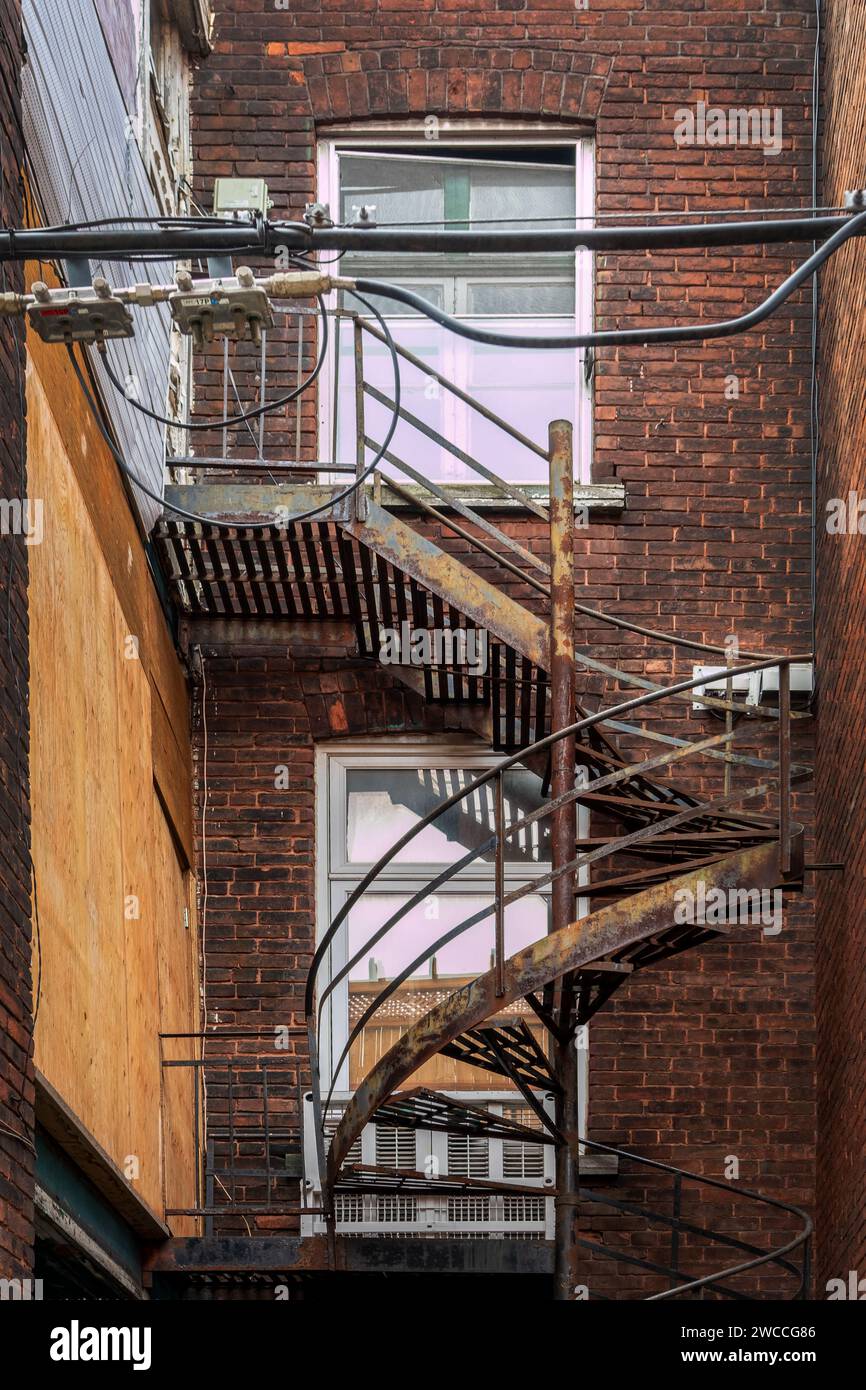 Rostige metallische Außentreppe auf einem Backsteingebäude in Montreal, Kanada Stockfoto