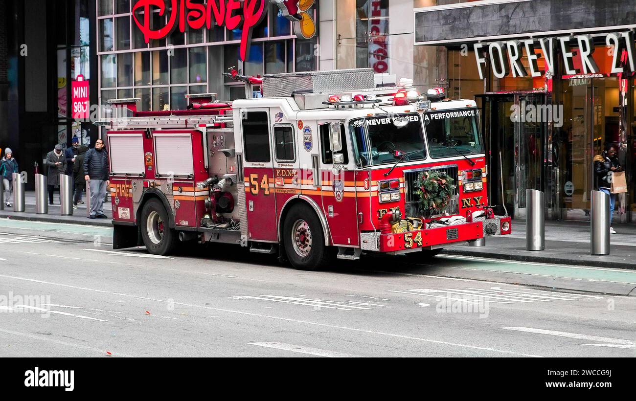 NEW YORK CITY, NEW YORK, USA - 10. JANUAR 2024: Feuerwehrauto FDNY steht am Time Square Stockfoto