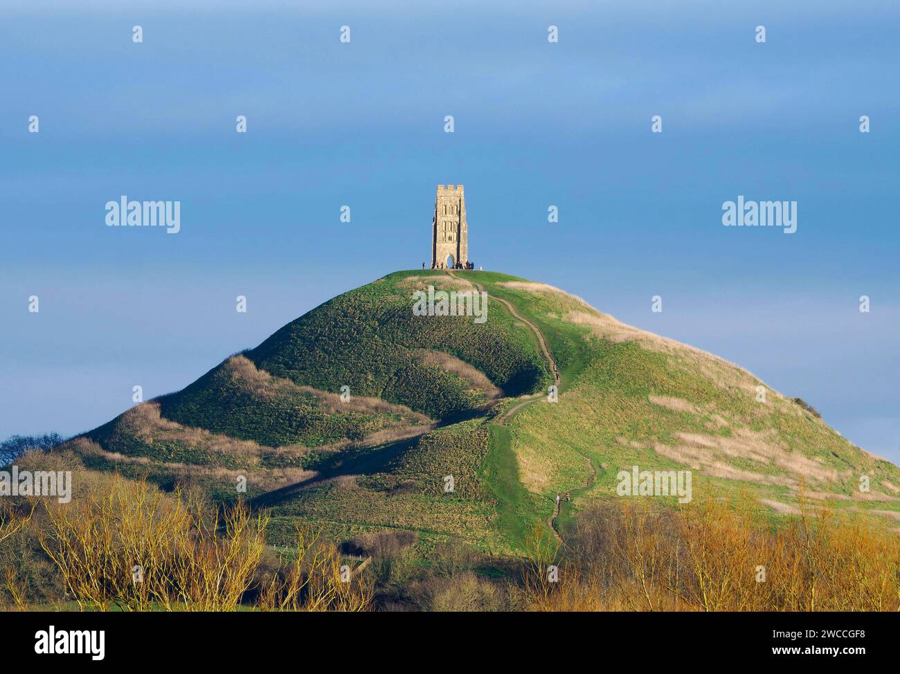 Das Glastonbury Tor erhebt sich von den Somerset Levels und wurde mit dem Turm der St. Michael's Church gekrönt Stockfoto