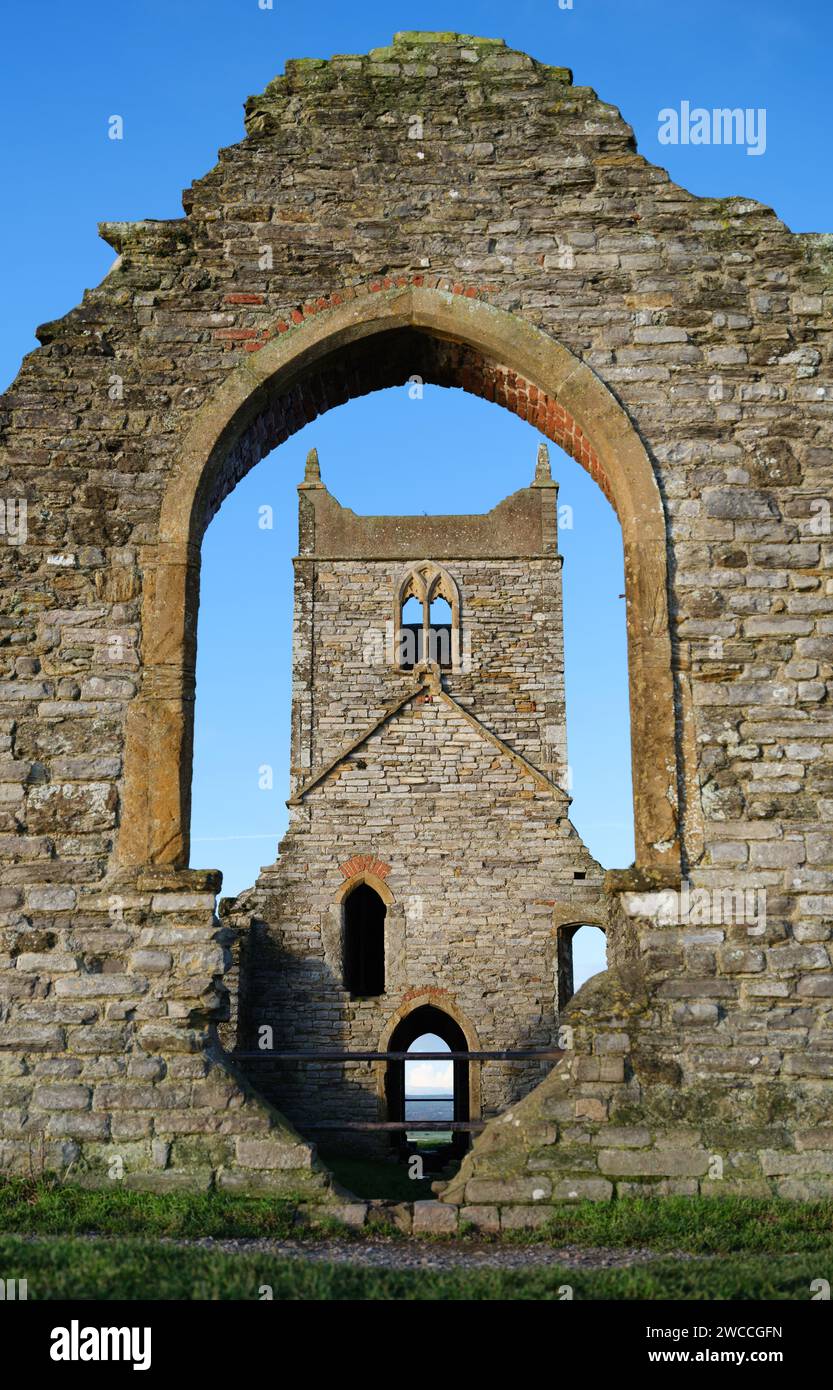 Die Ruinen der St. Michael's Church auf Burrow Mump, einem abgelegenen Hügel, der sich aus den Avalon Marshes in Somerset, Großbritannien erhebt Stockfoto