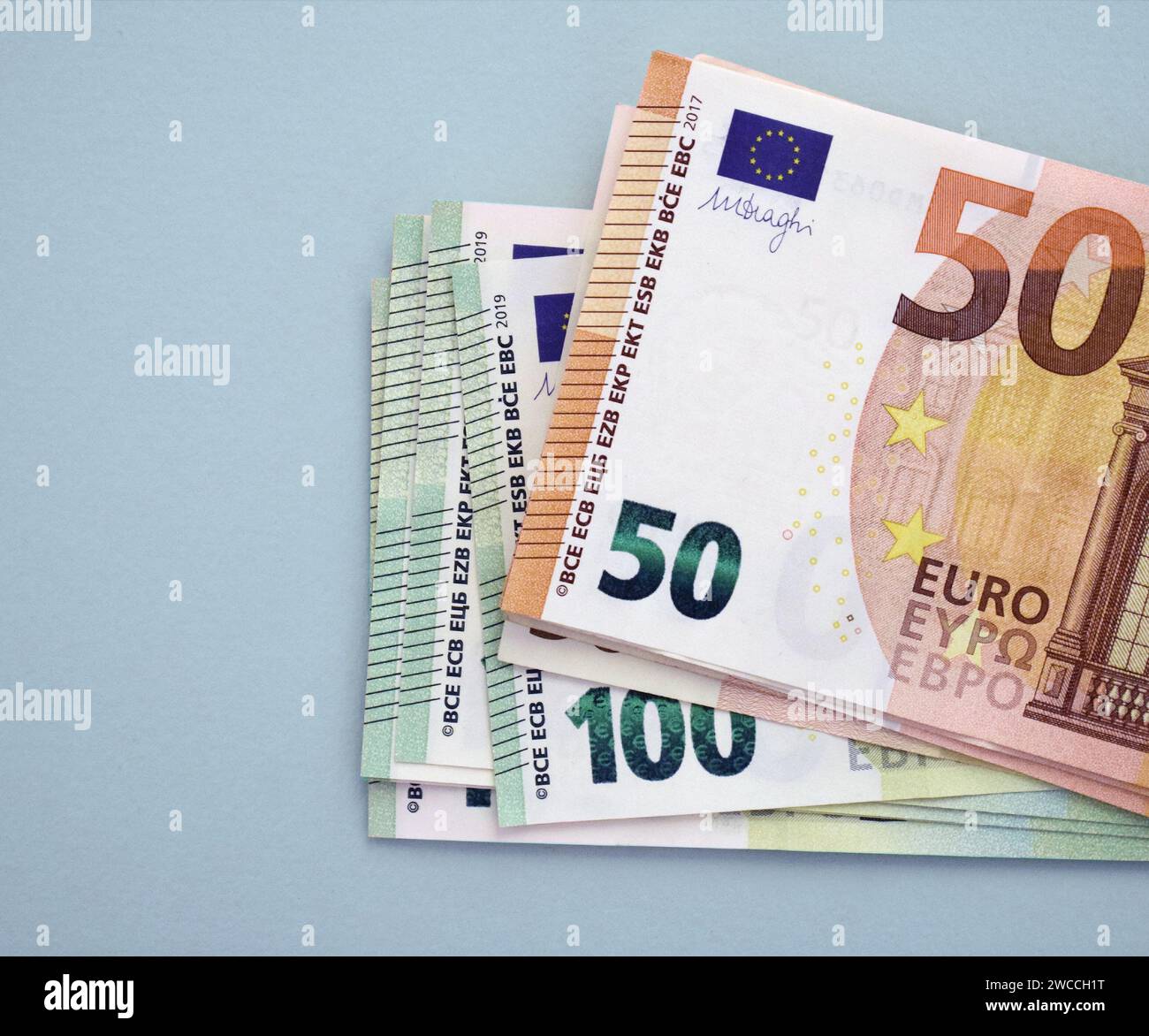 Europäische Währung. 50- und 100-Euro-Banknoten. Paket Euro-Geld Stockfoto