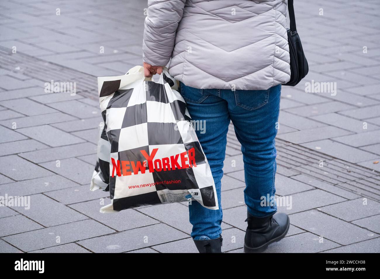 Düsseldorf 15.01.2024 Einkaufen Einkaufstüte Plastiktüte NewYorker New Yorker Modemarke Düsseldorf Nordrhein-Westfalen Deutschland Stockfoto
