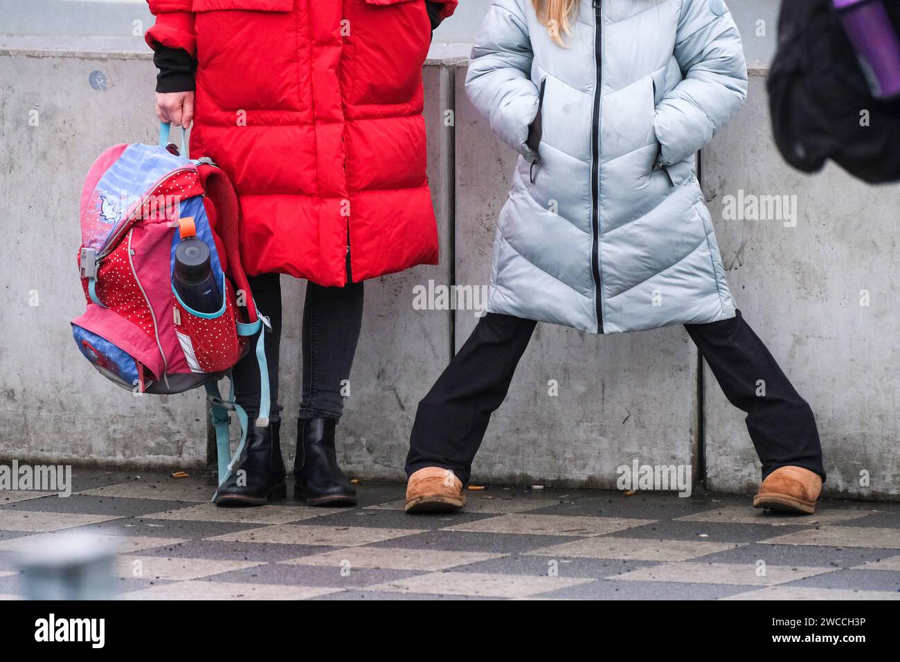 Düsseldorf 15.01.2024 Familie Kind Kleinkind Mädchen Schule Grundschule
