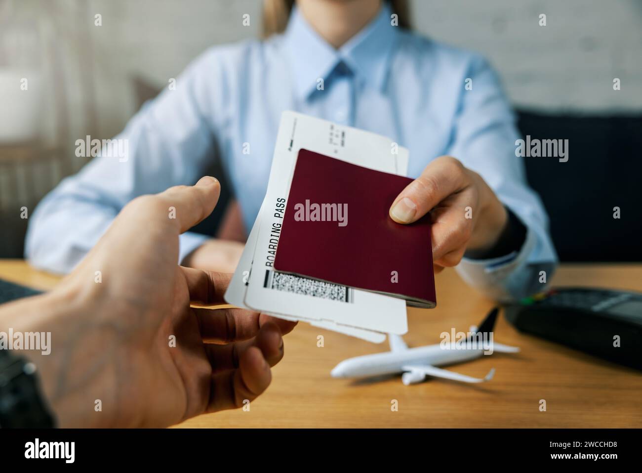 Das Reisebüro händigt dem Kunden Flugtickets und Reisepass im Büro aus. Urlaub Planungs Service Stockfoto