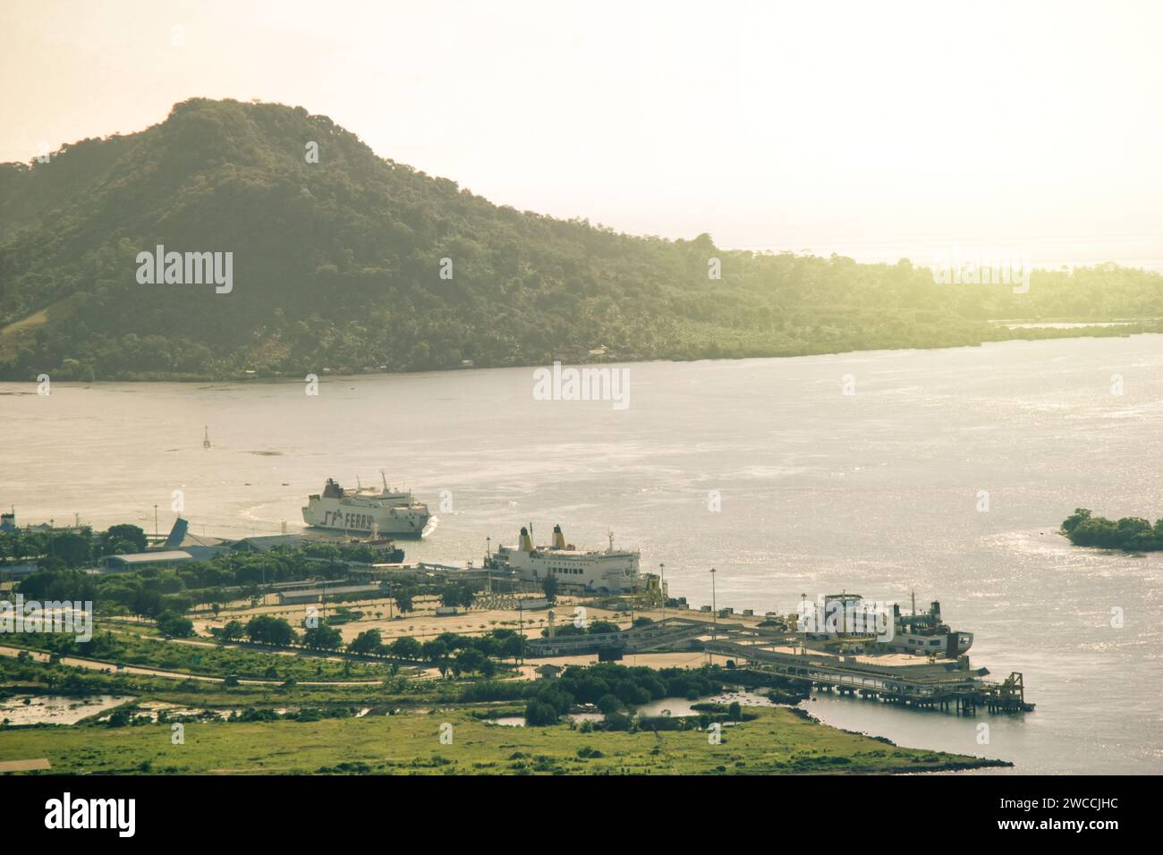Blick auf Lampung's Bakauheni Pier von der Spitze des Berges, mit einem Stück Meer und Fähren Stockfoto