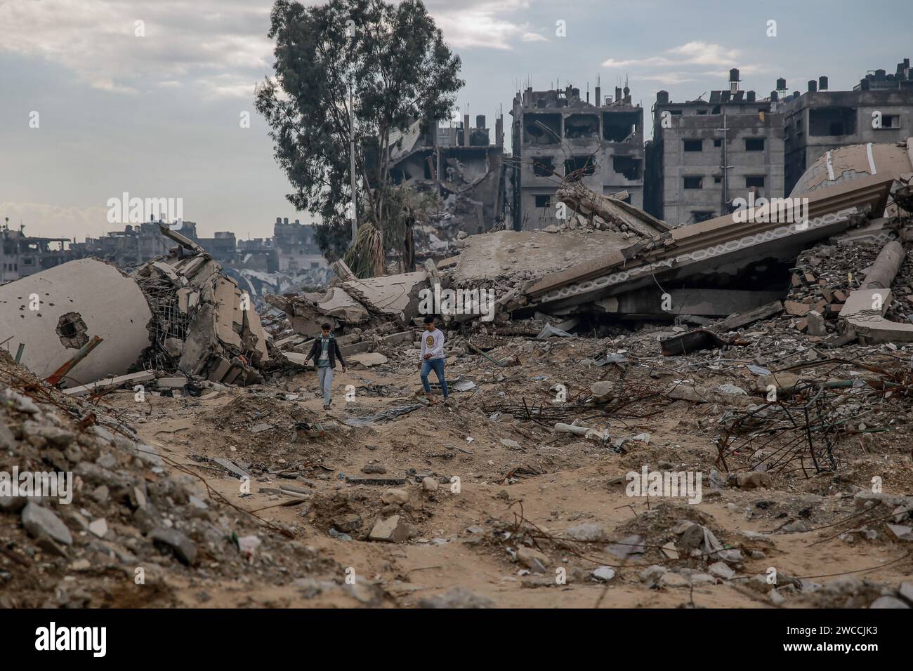 Gaza-Stadt, Palästinensische Gebiete. Januar 2024. Eine allgemeine Ansicht der Zerstörung im Viertel Scheich Radwan in Gaza-Stadt nach hundert Tagen des Isarel-Hamas-Krieges. Quelle: Omar Ishaq/dpa/Alamy Live News Stockfoto