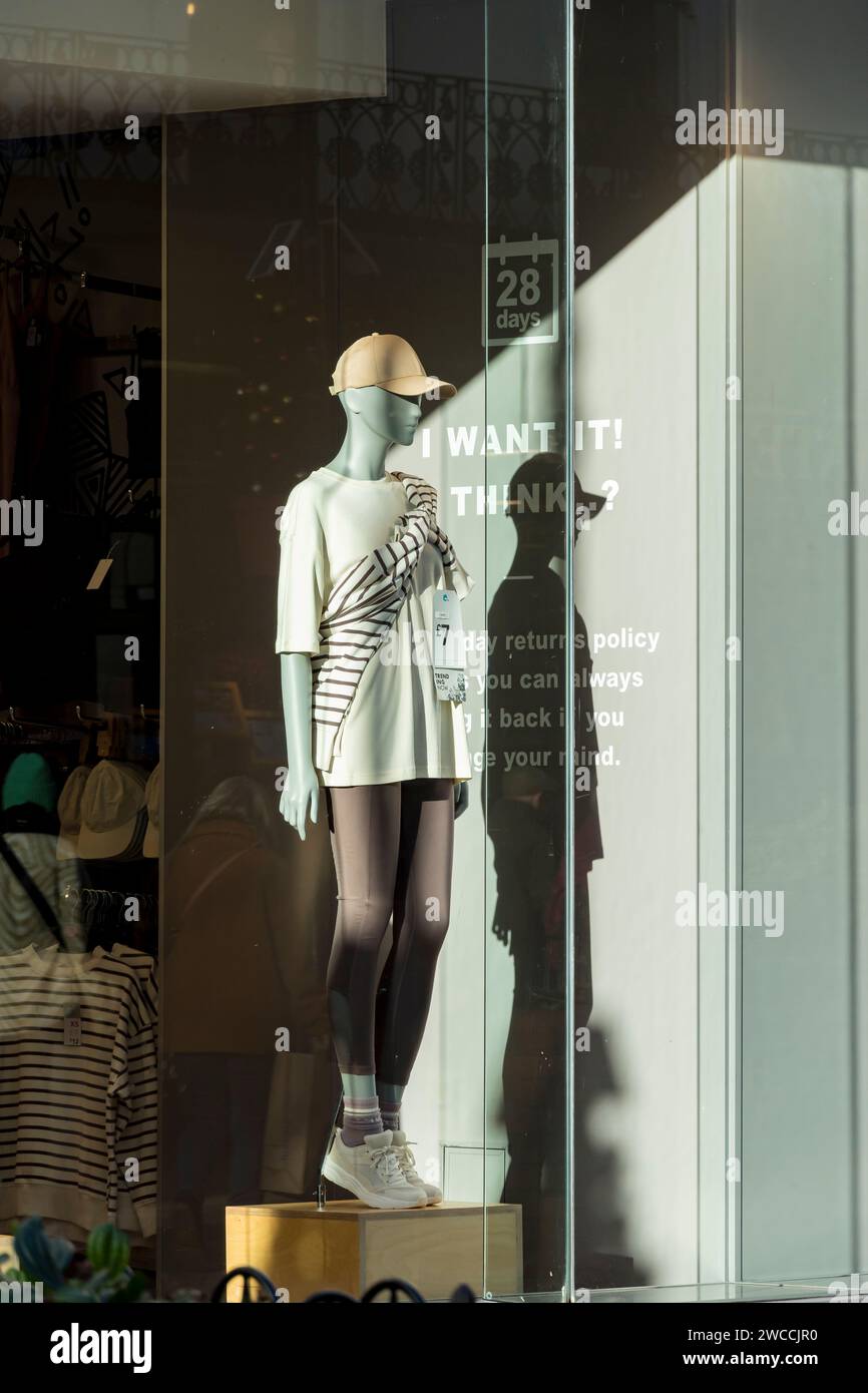 Schaufensterpuppe mit trendiger Kleidung im Primark Shop Window, High Street, Lincoln City, Lincolnshire, England, UK Stockfoto