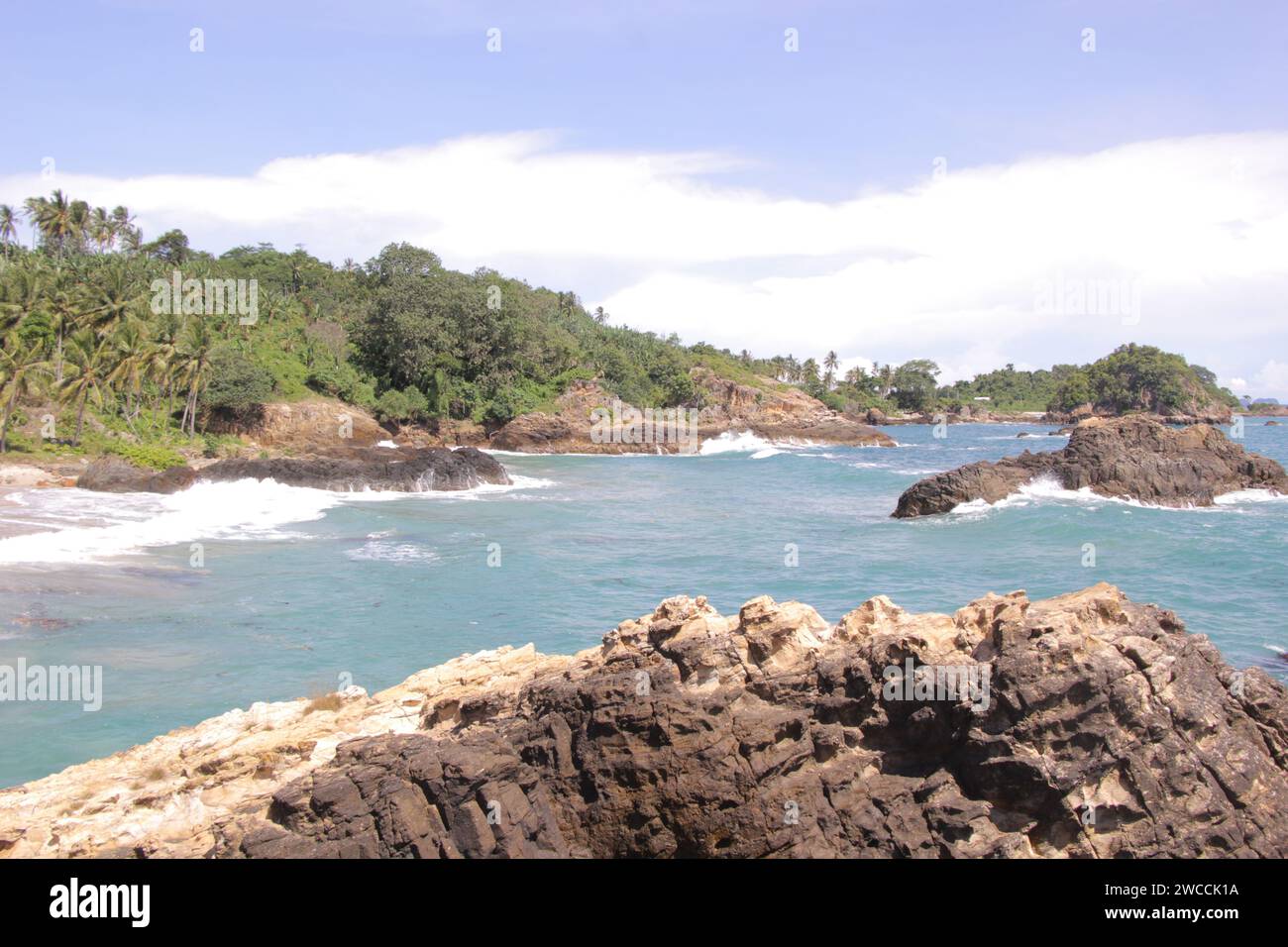 Lampung Strand mit Felsen, Sommerurlaub. Meereslandschaft. Indonesien Stockfoto