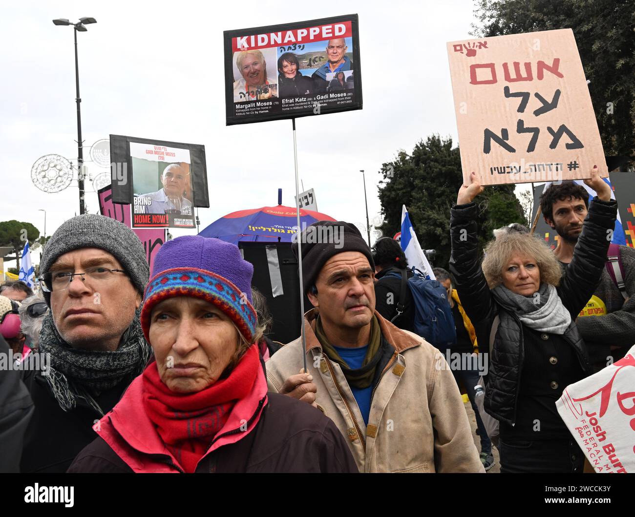 Jerusalem, Israel. Januar 2024. Die Israelis halten Schilder, die den israelischen Premierminister Benjamin Netanjahu zum Rücktritt auffordern, weil er die Nation bei einer Demonstration vor der Knesset, dem Parlament, am Montag, den 14. Januar 2024 in Jerusalem verlassen hat. Foto: Debbie Hill/ Credit: UPI/Alamy Live News Stockfoto