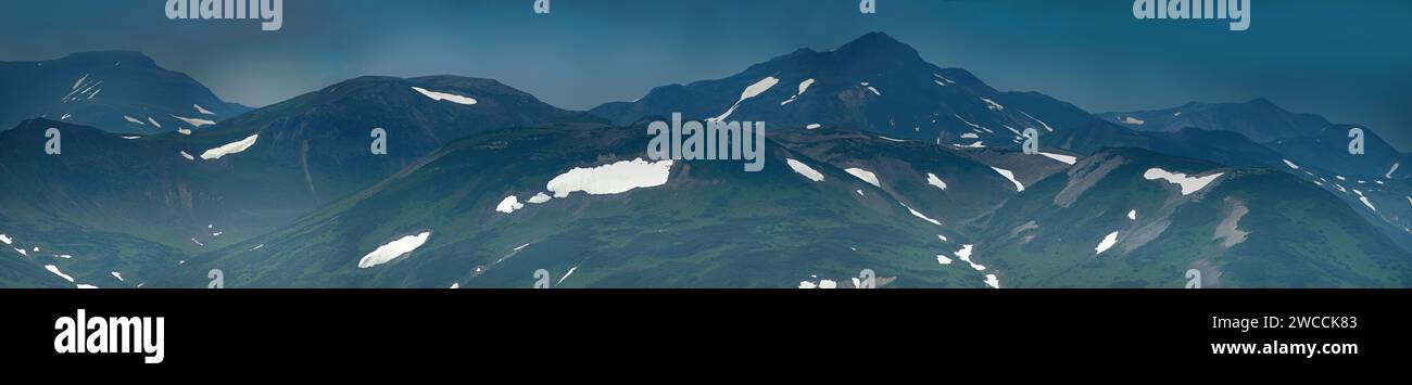 Vulkanogener Kamm. Panorama der alten verlorenen Vulkane unter einem düsteren bewölkten Himmel. Sredinny-Serie. Kamtschatka Stockfoto
