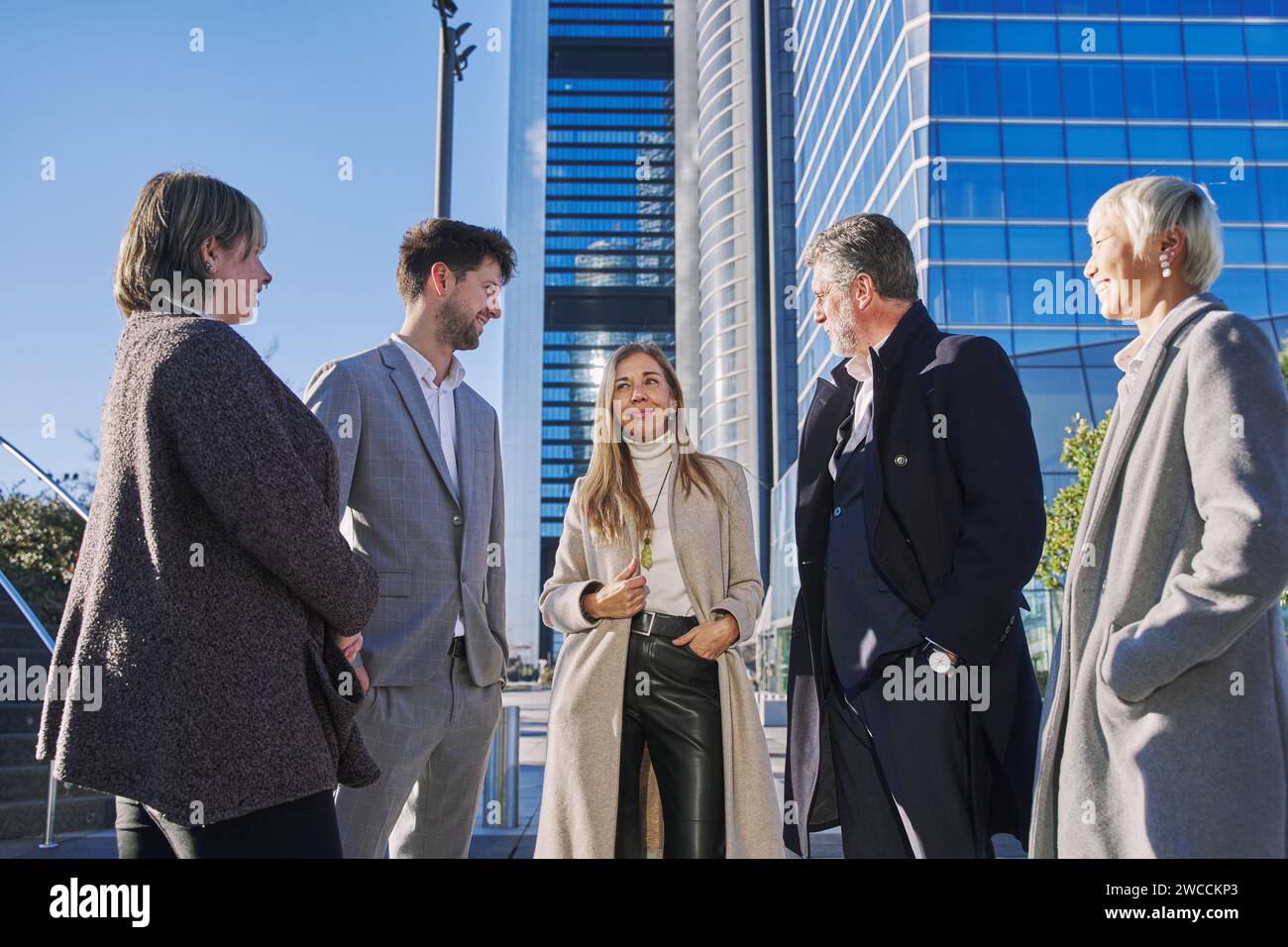 Eine Gruppe von Geschäftsleuten aus einem Unternehmen, das von einer befähigten Frau geführt wird. Fröhliches Porträt einer Gruppe glücklicher Kollegen verschiedener Rassen und Alters. Stockfoto