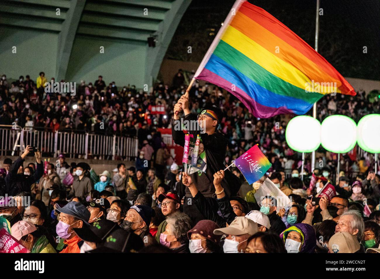 New Taipei City, Taipeh, Taiwan. Januar 2024. Ein Unterstützer sah eine LGBTQ-Regenbogenfahne während der TPP-Kundgebung in Banqiao, New Taipei City, schwenken. Letzten Tag vor dem Wahltag der Präsidentschaftswahlen in Taiwan 2024 hielt die Demokratische Progressive Party (DPP) eine massive Wahlkampfkundgebung in Banqiao, New Taipei City, ab. (Credit Image: © Alex Chan TSZ Yuk/SOPA Images via ZUMA Press Wire) NUR REDAKTIONELLE VERWENDUNG! Nicht für kommerzielle ZWECKE! Stockfoto