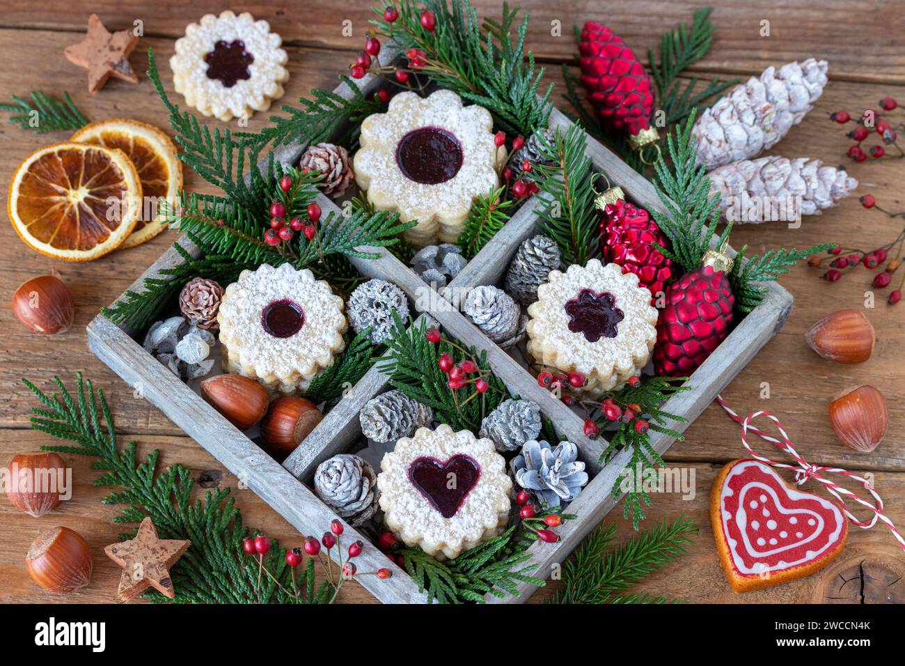 weihnachtsgebäck Spitzbuben mit roter Marmelade in Holzkiste Stockfoto