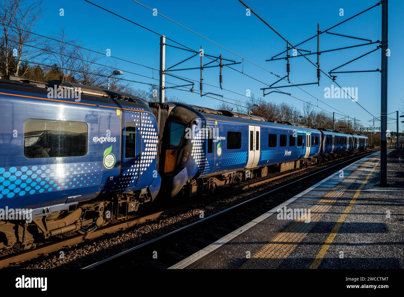 ScotRail Express-Pendlerzug am Bahnhof Carluke in South Lanarkshire, Schottland Stockfoto