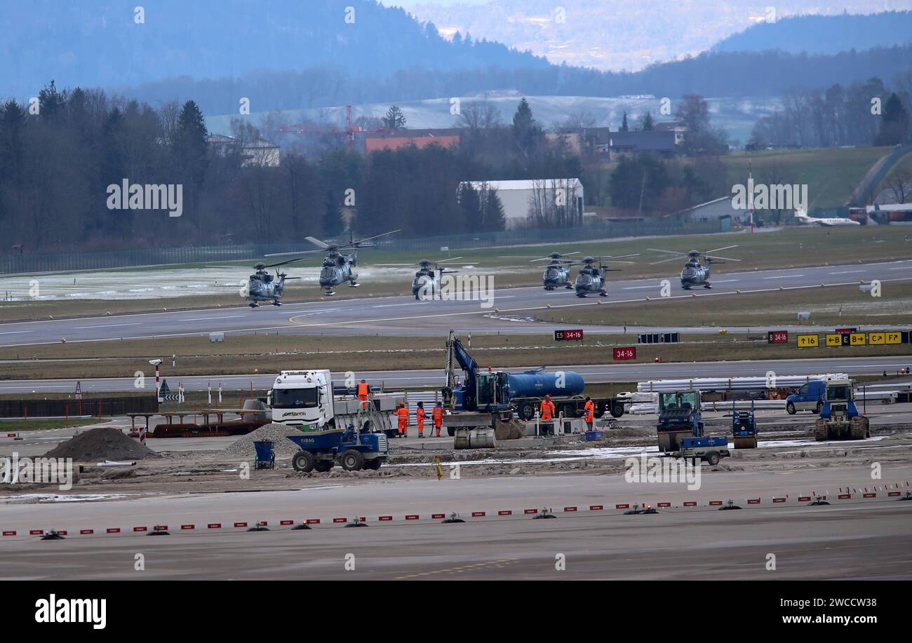 Der ukrainische Präsident Wolodimir Selenski flag mit Helikoptern der Schweizer Armee von Zürich nach Bern. Insgesamt 6 Helikopter vom Typ Super Puma bilden den Flugkonvoi. Der ukrainische Präsident Wolodimir Selenski flag mit Helikoptern der Schweizer Armee von Zürich nach Bern. Insgesamt 6 Helikopter vom Typ Super Puma bilden den Flugkonvoi. *** Ukrainischer Präsident Wolodimir Zelensky fliegt von Zürich nach Bern mit Hubschraubern der Schweizer Armee insgesamt sechs Super Puma Hubschrauber bilden den Luftkonvoi ukrainischer Präsident Wolodimir Zelensky fliegt von Zürich nach Bern mit SWISS Stockfoto