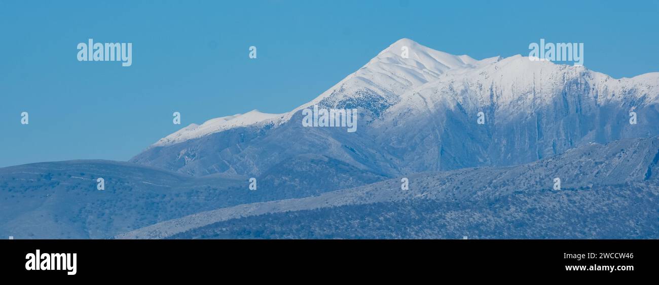 Panoramablick auf die albanischen Bergalpen mit Schnee. Berglandschaft, malerischer Bergblick. Schneebedeckte Berge. Stockfoto