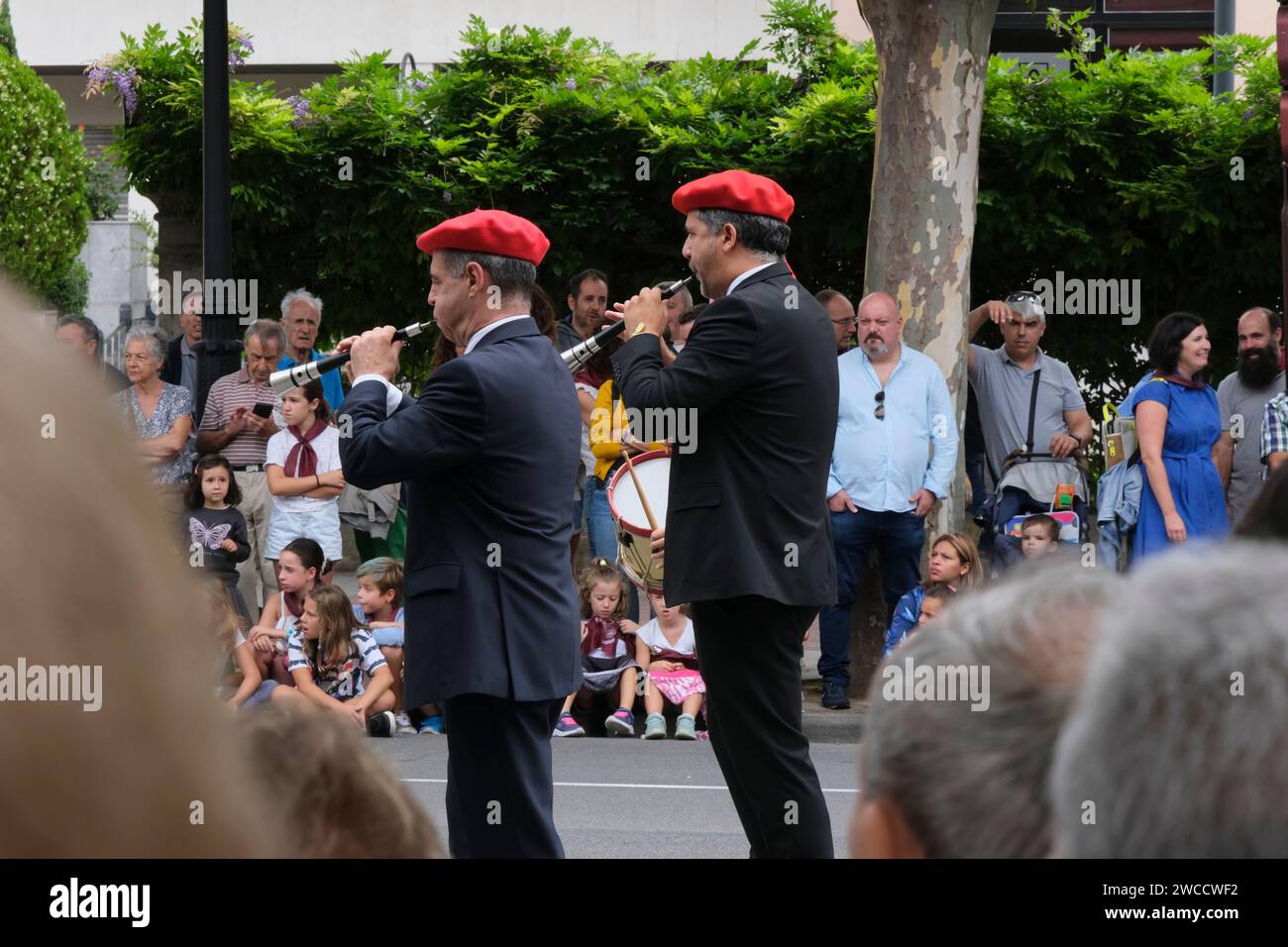 Zwei Männer mit Baskenmütze spielen dultzaina während der fiesta San Mateo, Weinerntefest, Logroño, La Rioja, Spanien, Europa Stockfoto