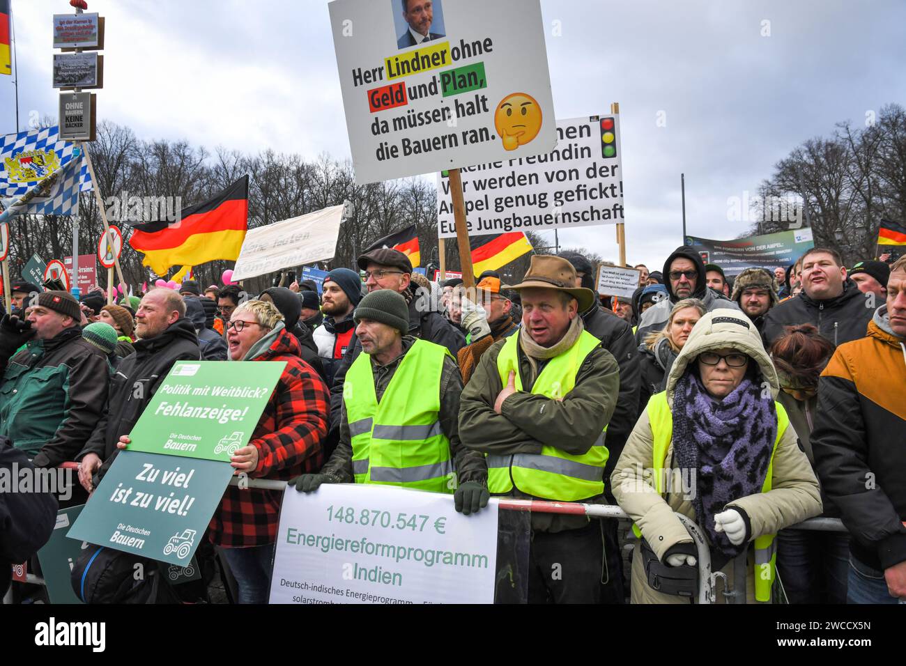 Berlin, Deutschland 15. januar 2024.über 10,000 Bauern und andere protestierten in Berlin am Brandenburger Tor gegen staatliche Pläne, Subventionen zu kürzen und Steuern zu erhöhen. Sie kamen mit 5000 Traktoren und Lkws an, die die Stadt störten. Credit:Pmvfoto/Alamy Live News Stockfoto