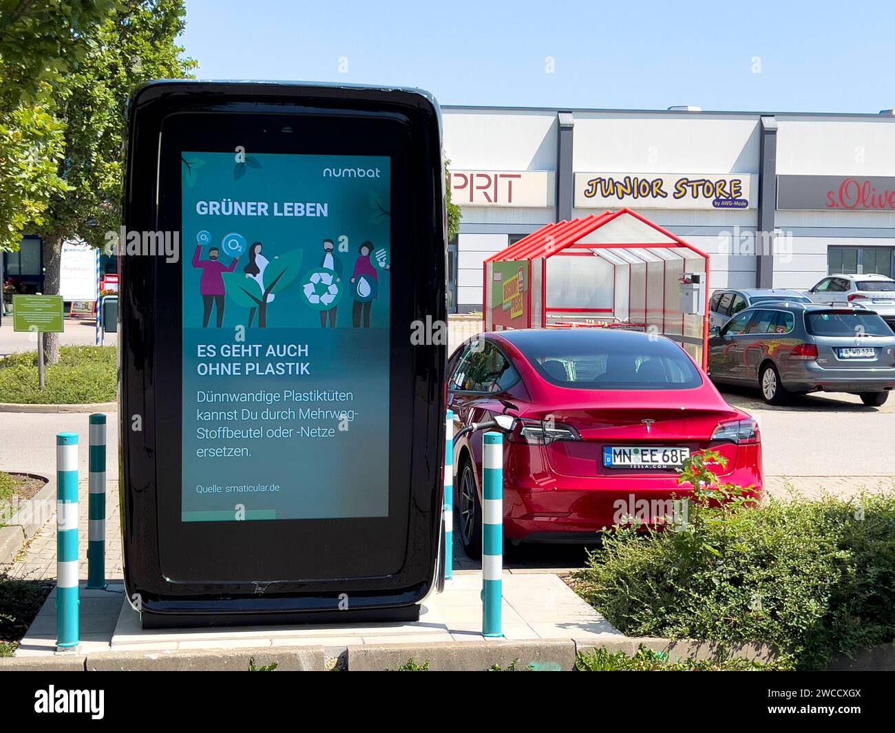 17.09.2023, Mindelheim im Allgäu, Ladesäule für E-Autos an einem Supermarktparkplatz, dem Allgäu-Center. Die Firma NUMBAT bietet Schnelladesäulen mit Werbemöglichkeit auf dem großen Display. Im inneren der Ladesäule arbeitet ein großer inegrierter Batteriespeicher. Diese können fast überall auch ohne hohe Kapazität des vorhandenen Stromnetzes betrieben werden, weil sie mit einer Anschlussleistung ab 20 Kilowatt befüllt werden können. Der Speicher ergänzt die Anschlussleistung und kann ein Elektroauto in weniger als 20 Minuten zu 80 Prozent beladen. Die Batterien werden in Asien bei Samsung und L Stockfoto