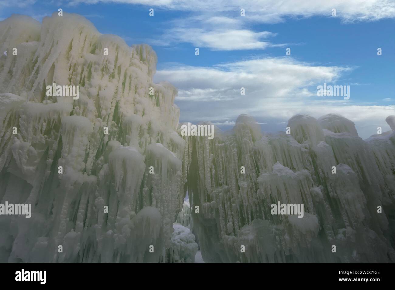 Wehende Eistürme und Eiszapfen in einem Winterwunderland in Ice Castles am Genfer See, Wisconsin, USA Stockfoto