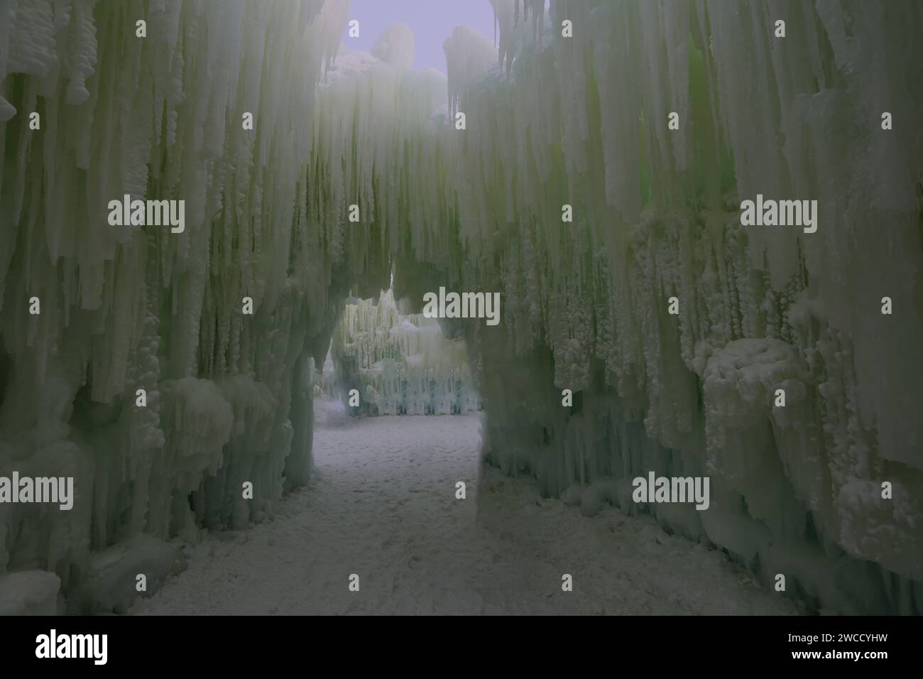Hoch aufragende Mauern aus Eis und Eiszapfen bilden einen Tunnel bei Ice Castles im Genfer See, Wisconsin Stockfoto